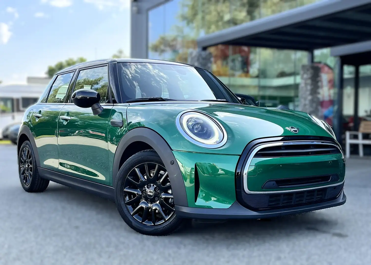 MINI Cooper 5-DEURS AUTOMAAT / CARPLAY / LED / PDC / NAVIGATIE Vert - 1