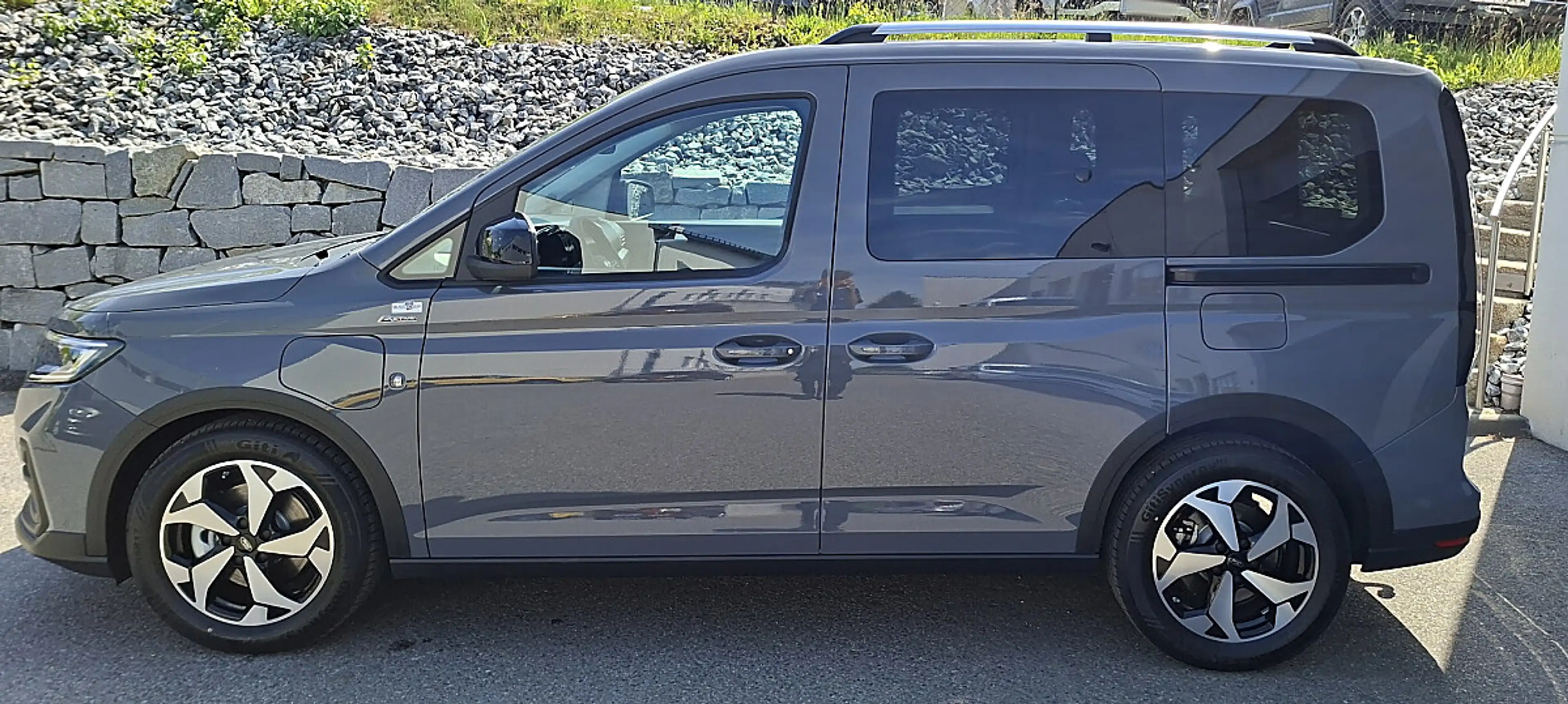 Ford Tourneo Connect 1,5 EcoBoost PHEV L1 Active — photo 3