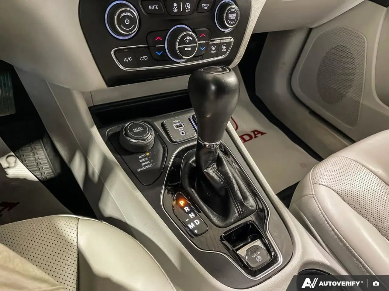 Jeep Cherokee снимка Jeep Cherokee