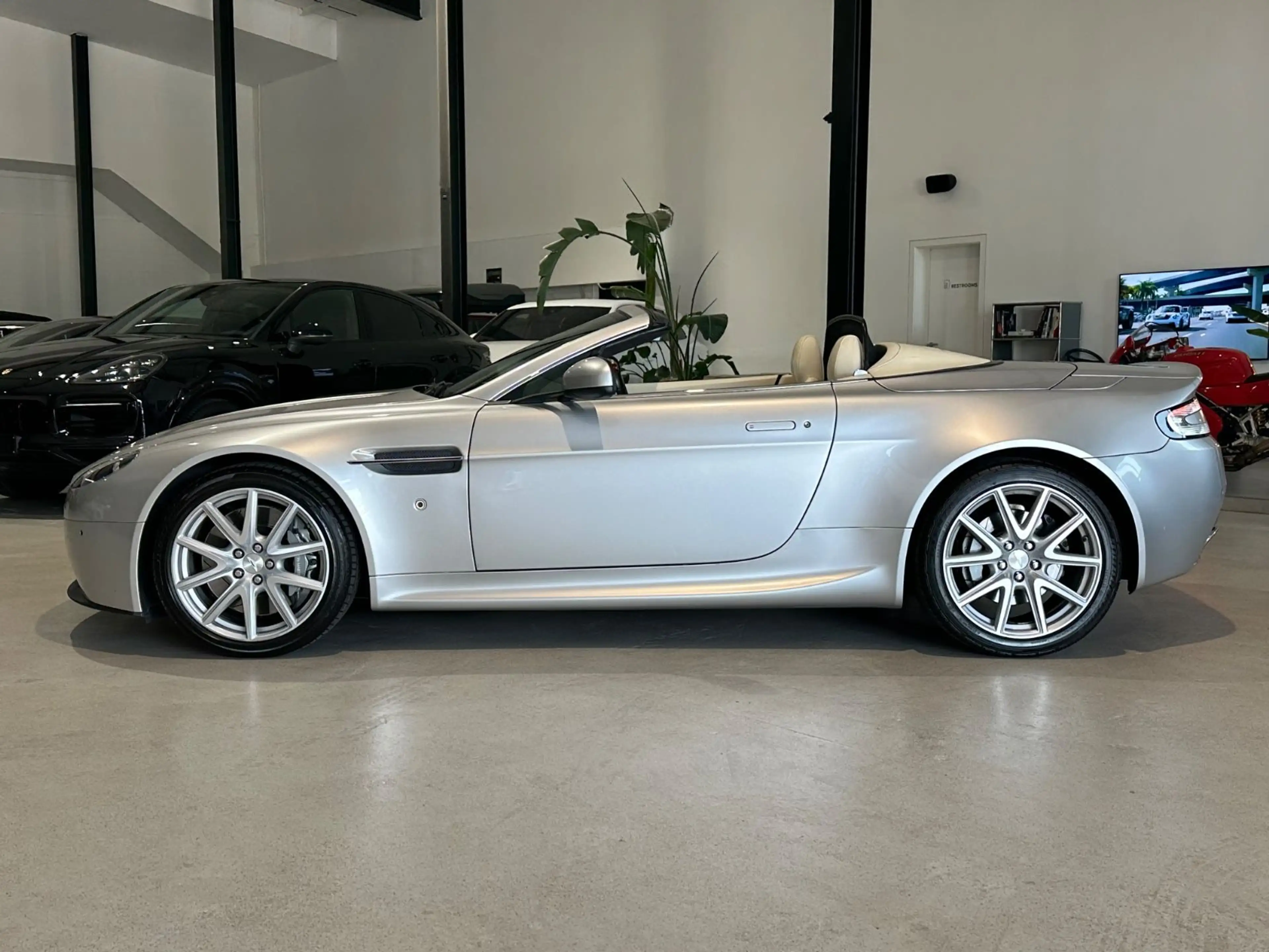 Aston Martin V8 Roadster 4.7l Sportshift * — photo 13