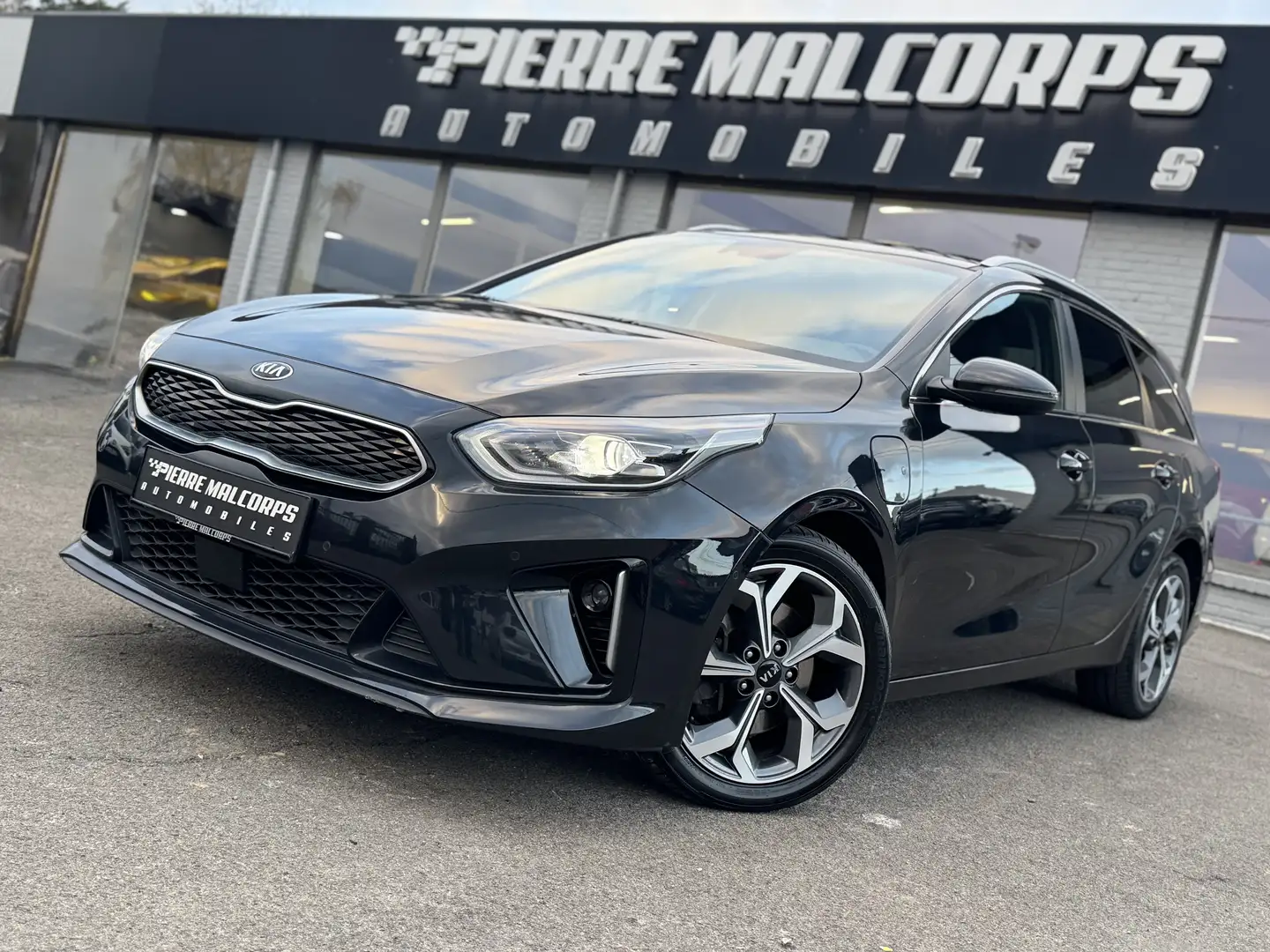Kia Ceed SW / cee'd SW SENSE 1.6 GDI PHEV DCT / NAV / CARPLAY / ACC / LED Zwart - 1