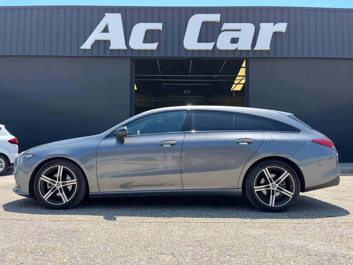 Mercedes-Benz CLA 200 Shooting Brake 200d 8G-DCT Gris - 1