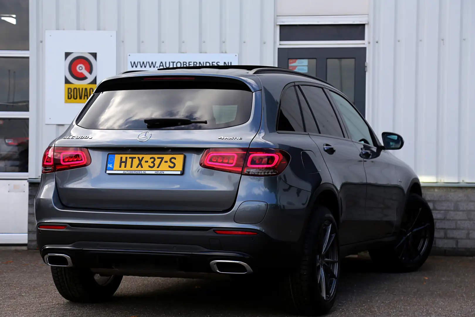 Mercedes-Benz GLC 300 300e 4MATIC Plug in hybride PHEV AMG*Perfect Onder Grijs - 2