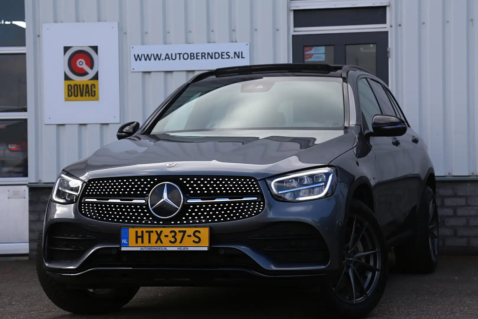 Mercedes-Benz GLC 300 300e 4MATIC Plug in hybride PHEV AMG*Perfect Onder Grijs - 1