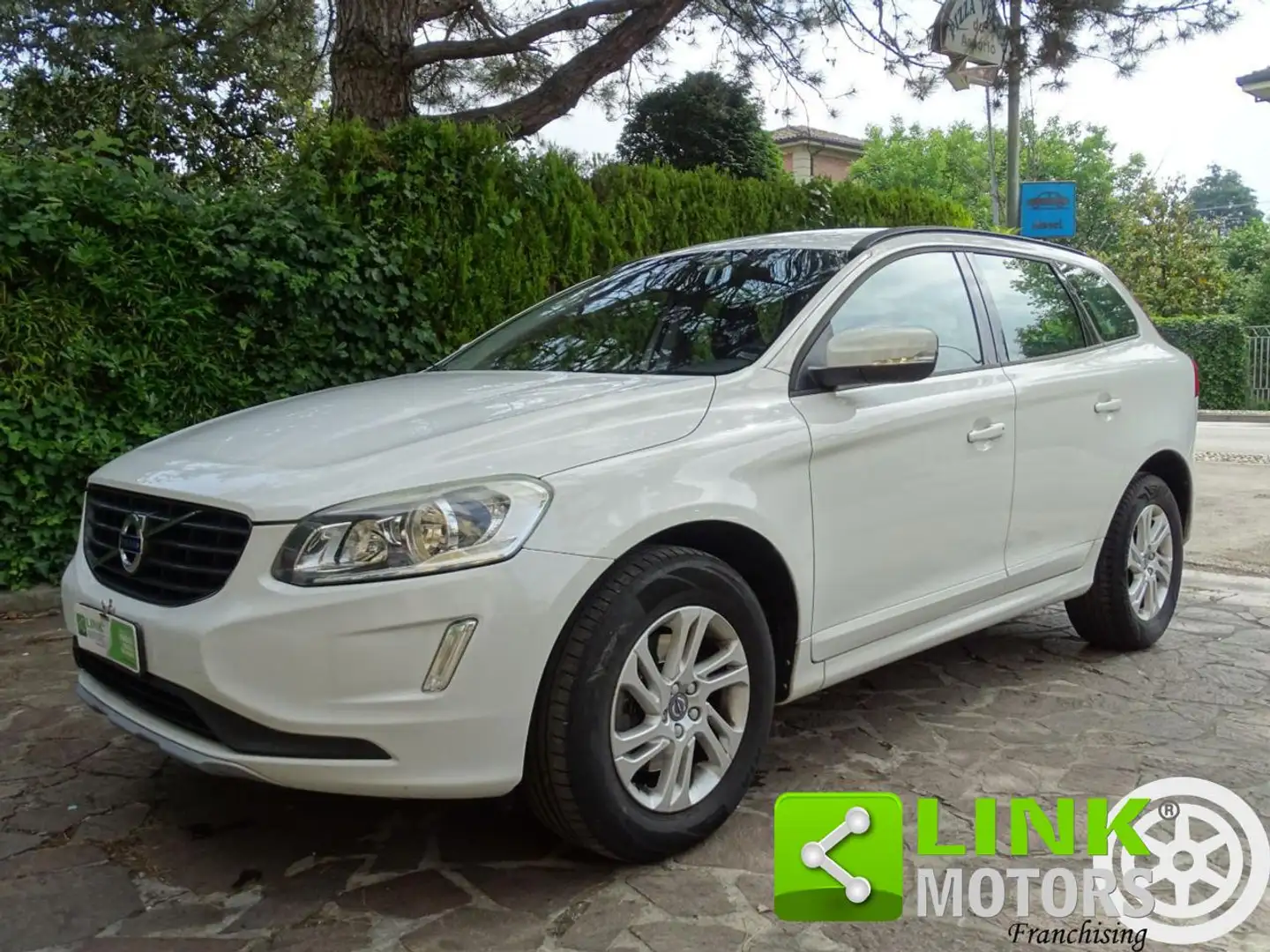 Volvo XC60 D3 2.0 150cv 2wd Momentum Bianco - 1
