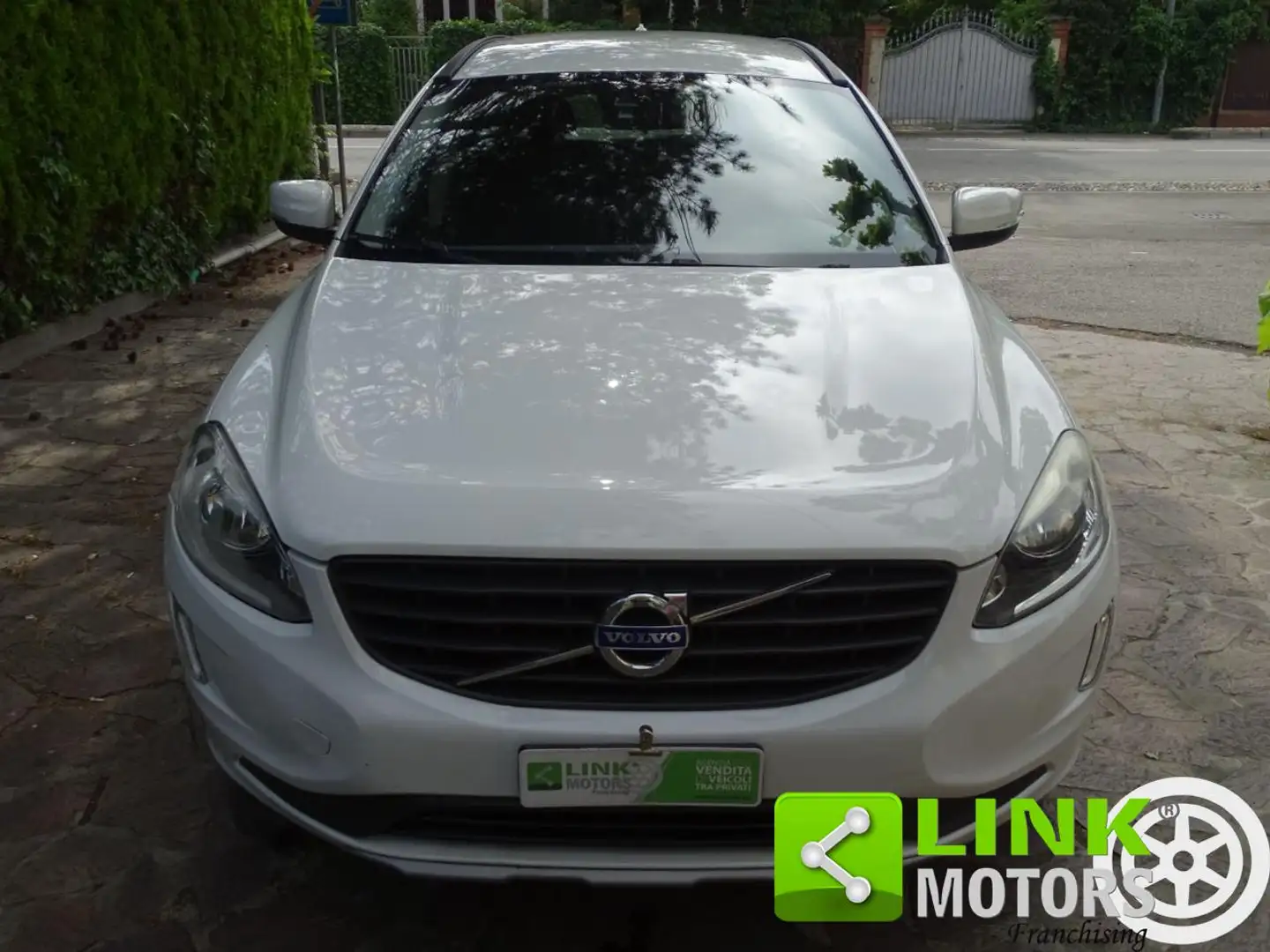 Volvo XC60 D3 2.0 150cv 2wd Momentum Bianco - 2