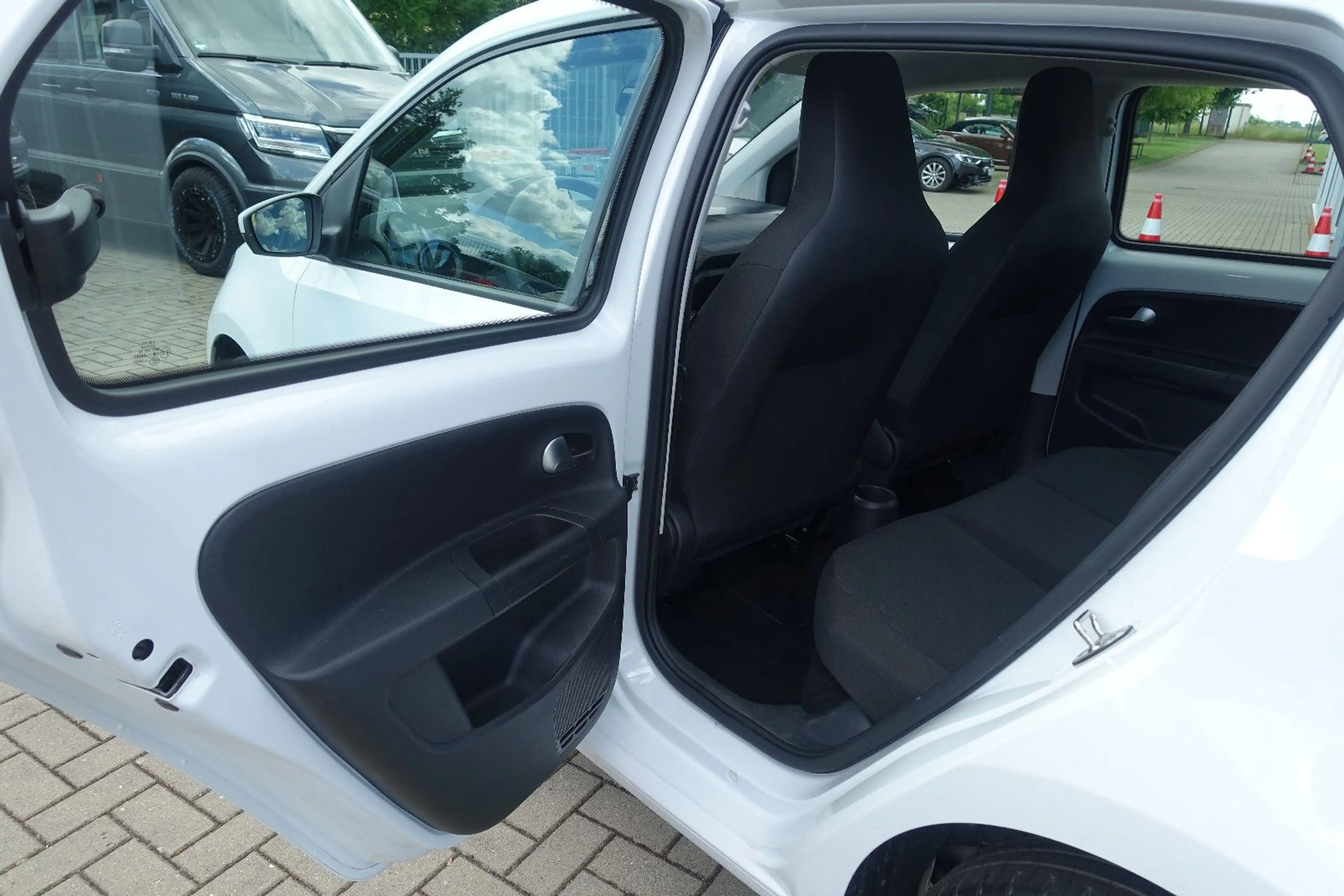 Volkswagen up! *Klima*Brems-Assist*Tempomat*Rückfahrkamera* — photo 28