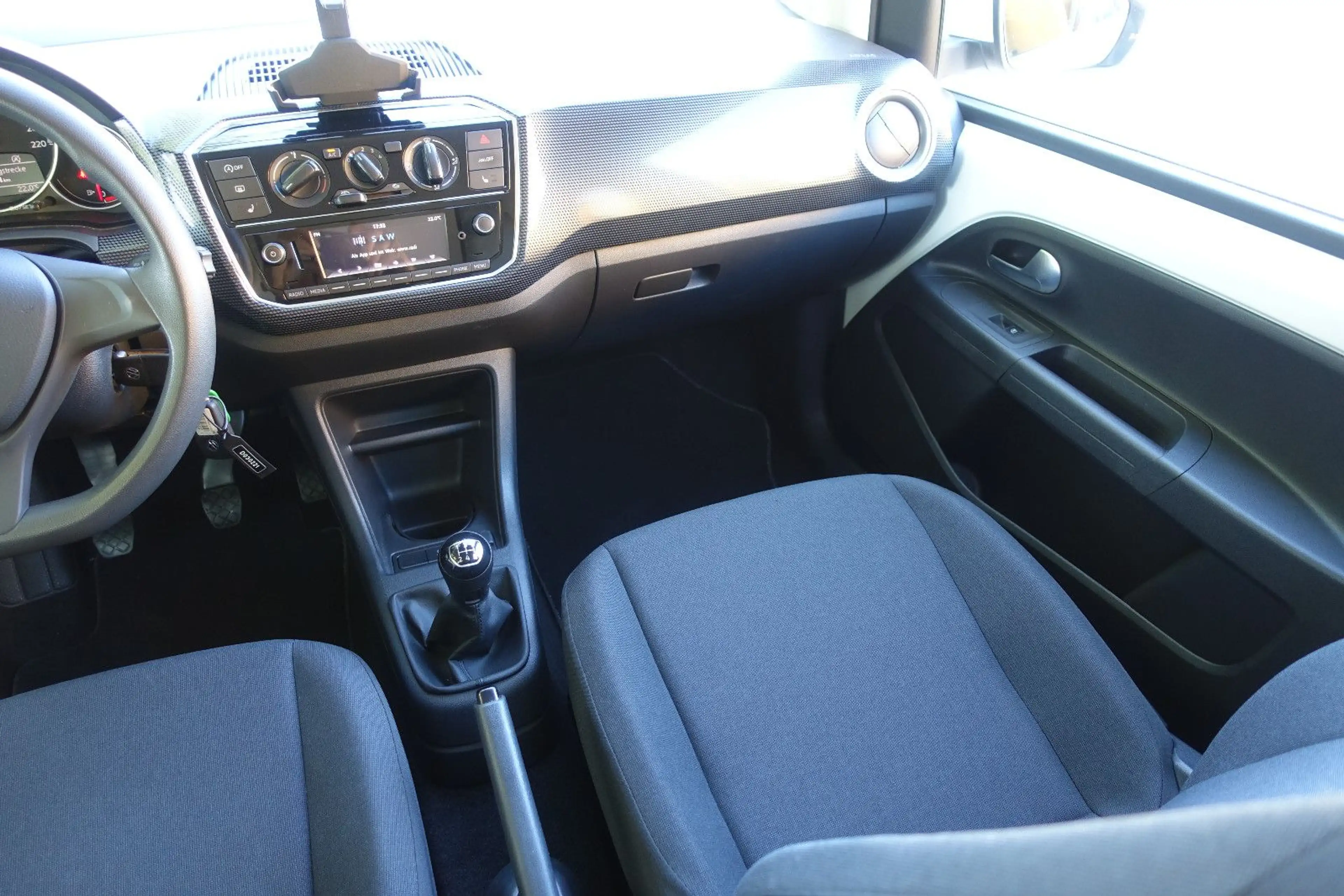 Volkswagen up! *Klima*Brems-Assist*Tempomat*Rückfahrkamera* — photo 17