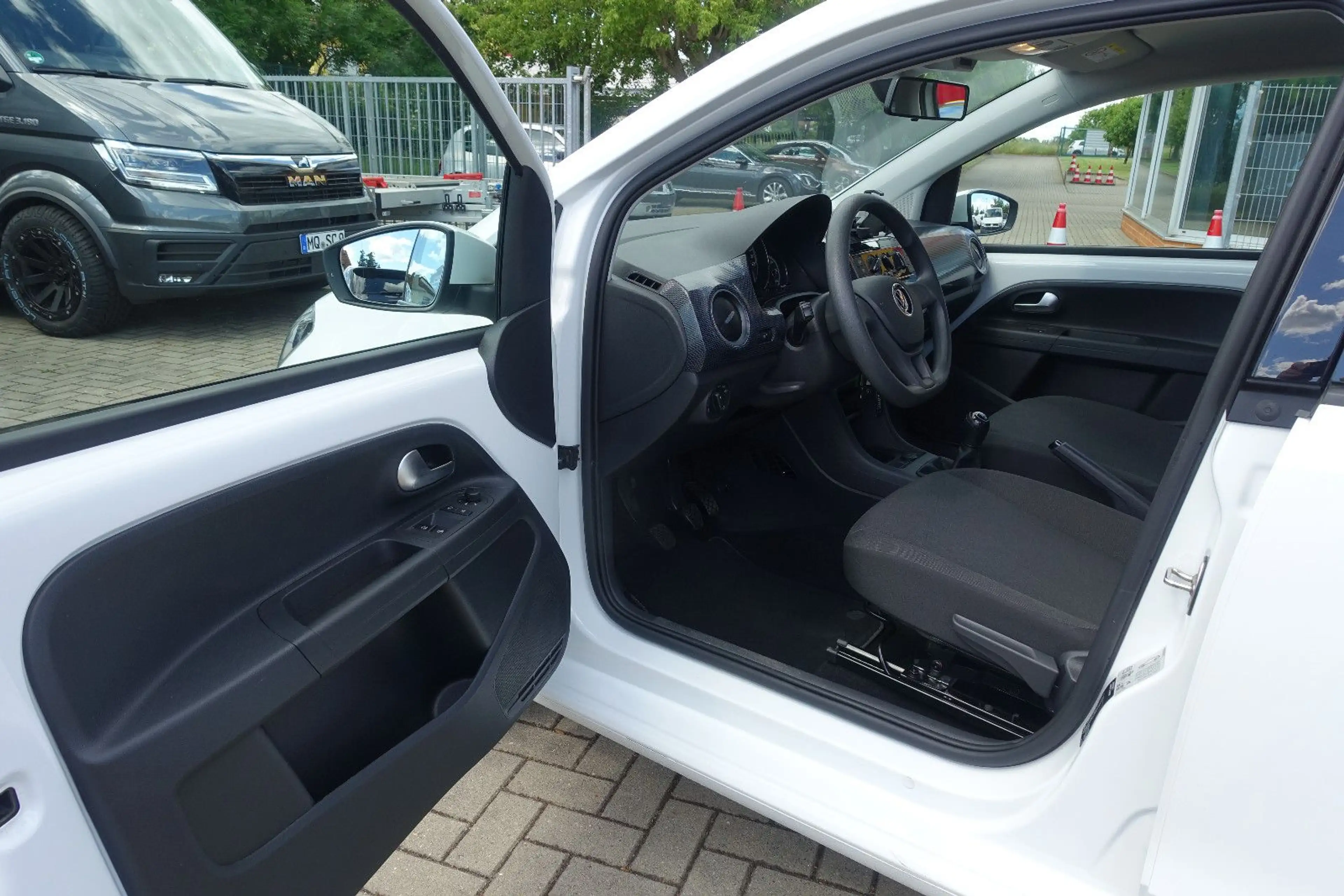 Volkswagen up! *Klima*Brems-Assist*Tempomat*Rückfahrkamera* — photo 10