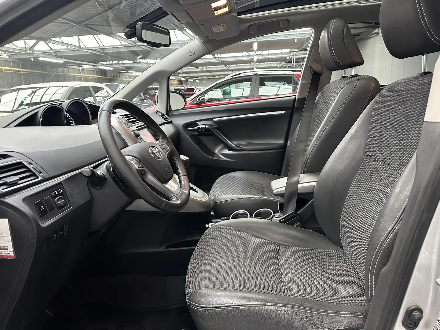 Toyota Verso 1.8 VVT-i Dynamic Business Automaat met Panorama d Grijs - 2