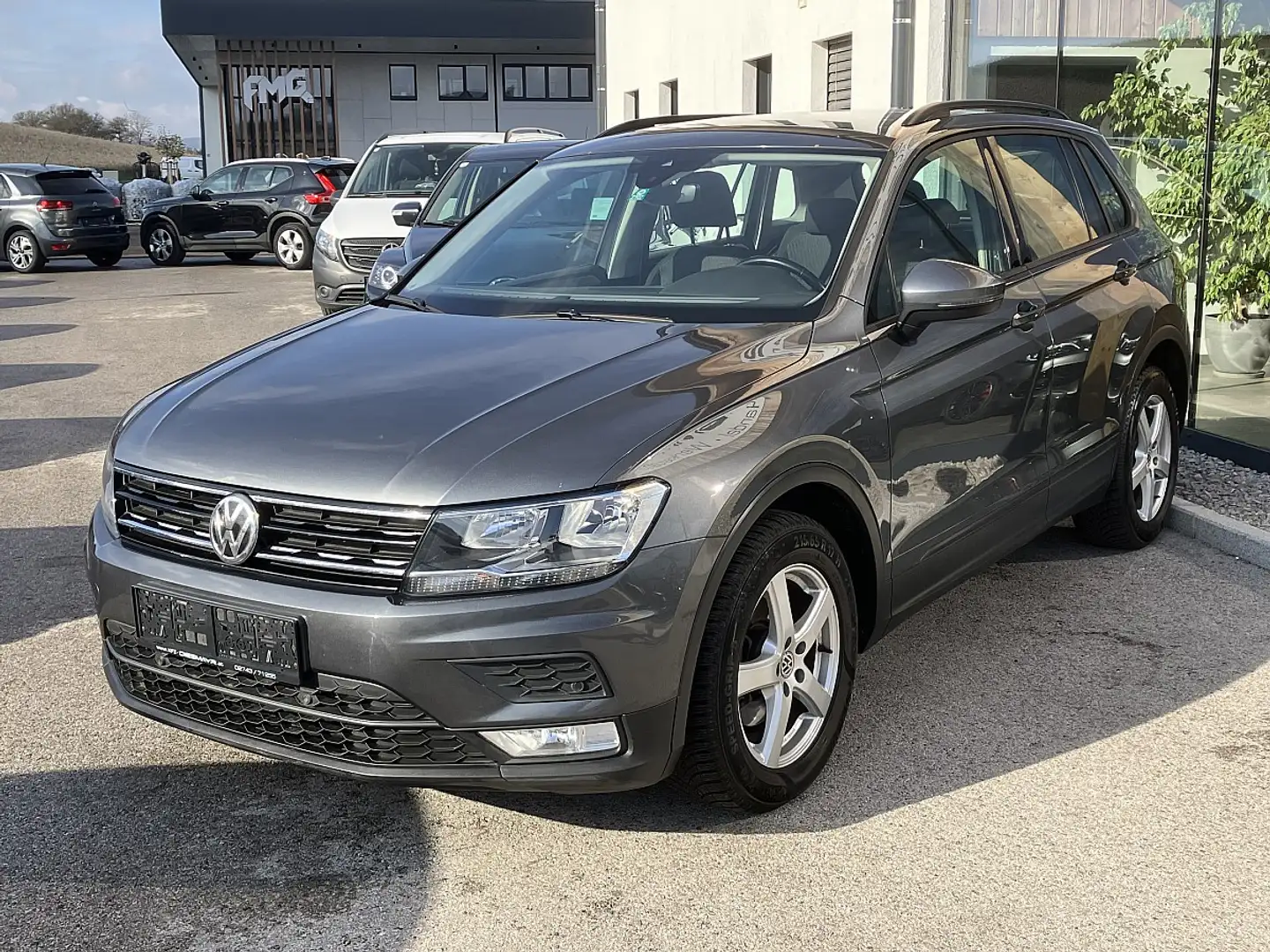 Volkswagen Tiguan 2,0 TDI SCR Trendline Grau - 1