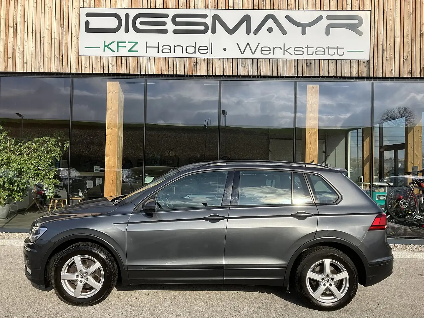 Volkswagen Tiguan 2,0 TDI SCR Trendline Grau - 2