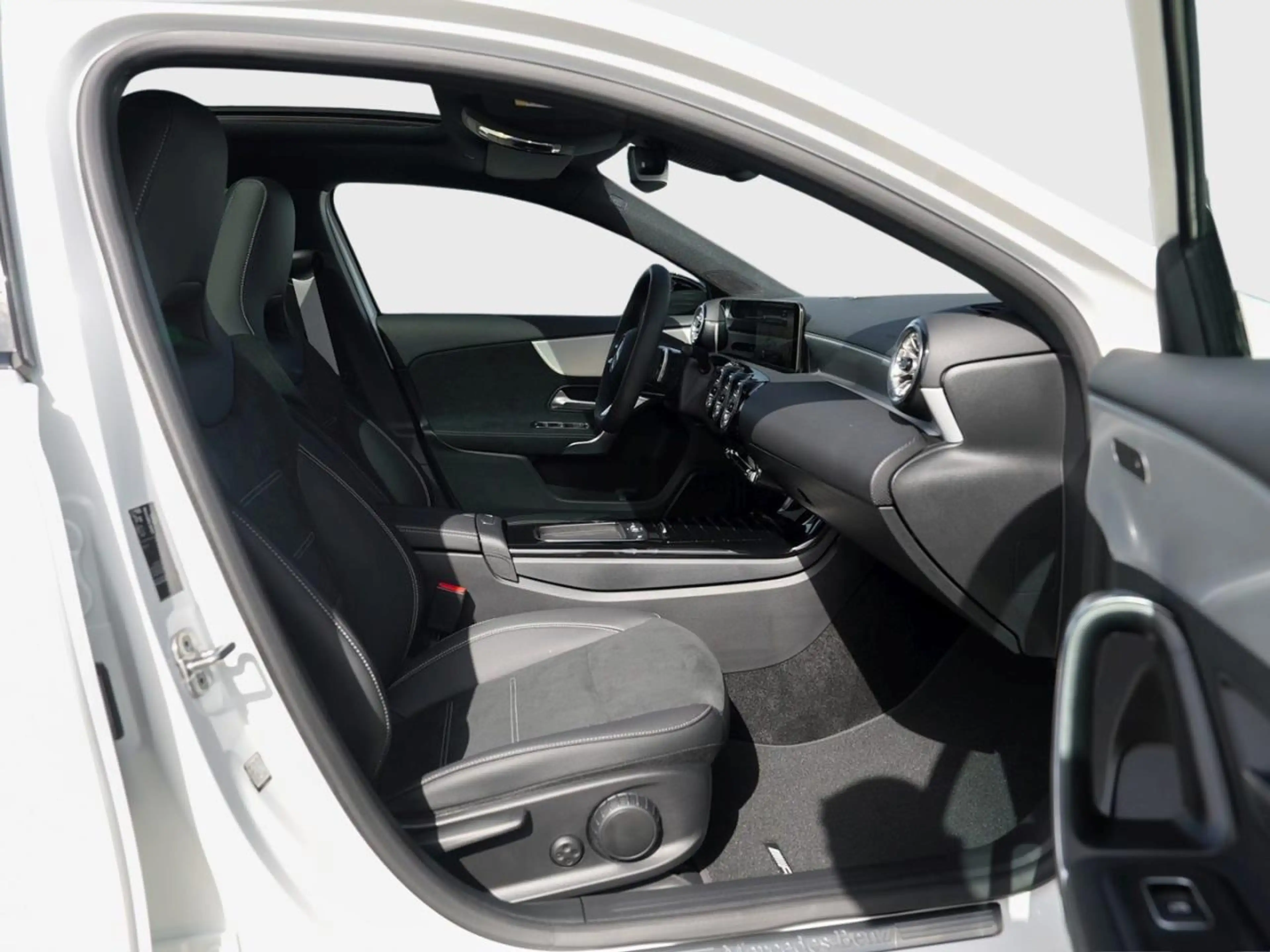 Mercedes-Benz A 200 AMG Night Distronic MBUX-Navi Panorama AHK — photo 9