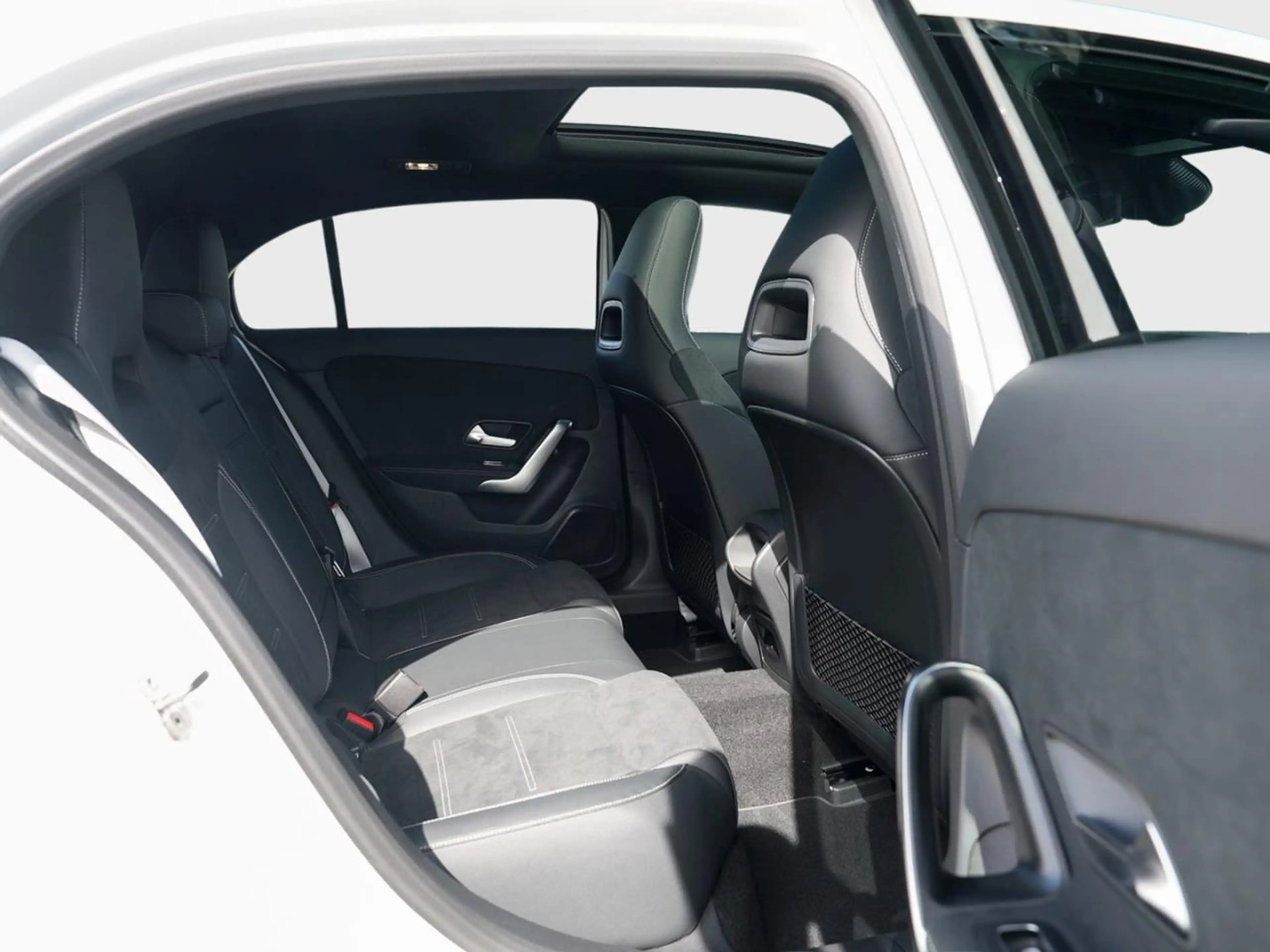 Mercedes-Benz A 200 AMG Night Distronic MBUX-Navi Panorama AHK — photo 11