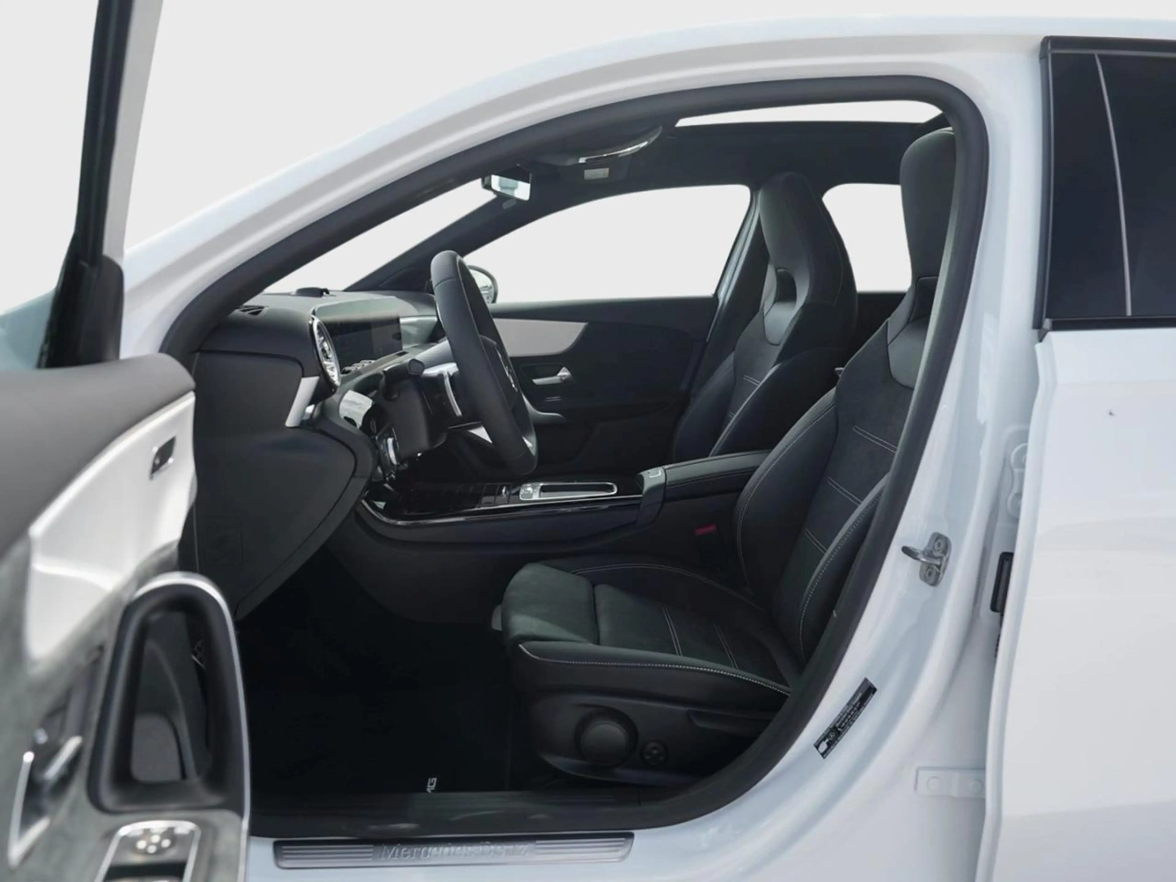 Mercedes-Benz A 200 AMG Night Distronic MBUX-Navi Panorama AHK — photo 7