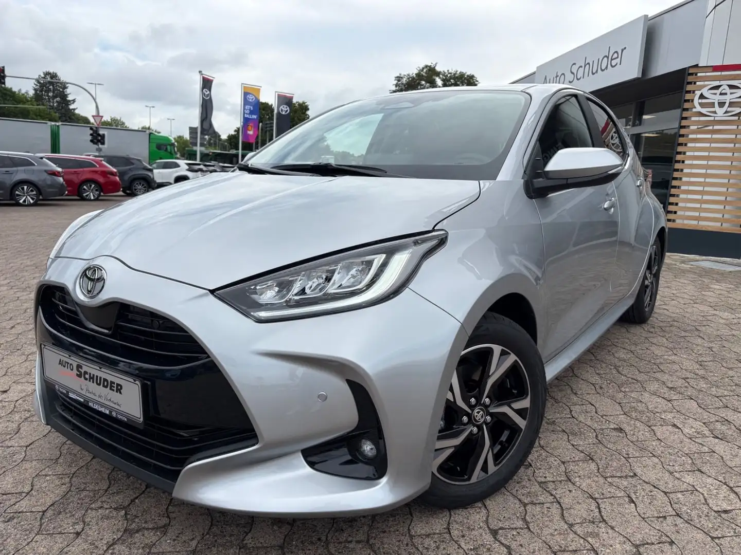 Toyota Yaris Hybrid Teamplayer **SAFETY/COMFORT** Plateado - 1