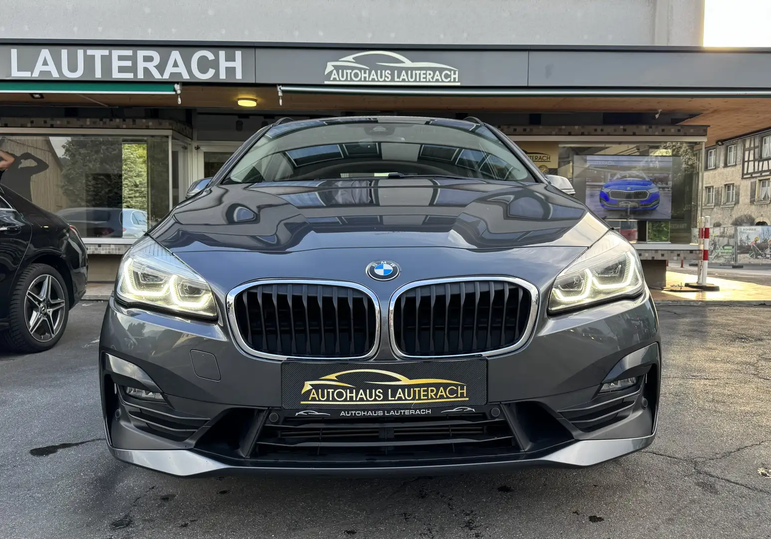 BMW 218 218d Active Tourer Aut. *NAVI *LED *SHZ *AMBIENTE* Grau - 2