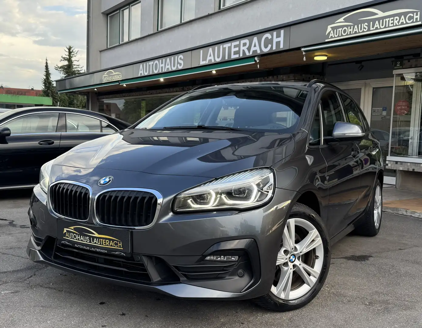 BMW 218 218d Active Tourer Aut. *NAVI *LED *SHZ *AMBIENTE* Grau - 1