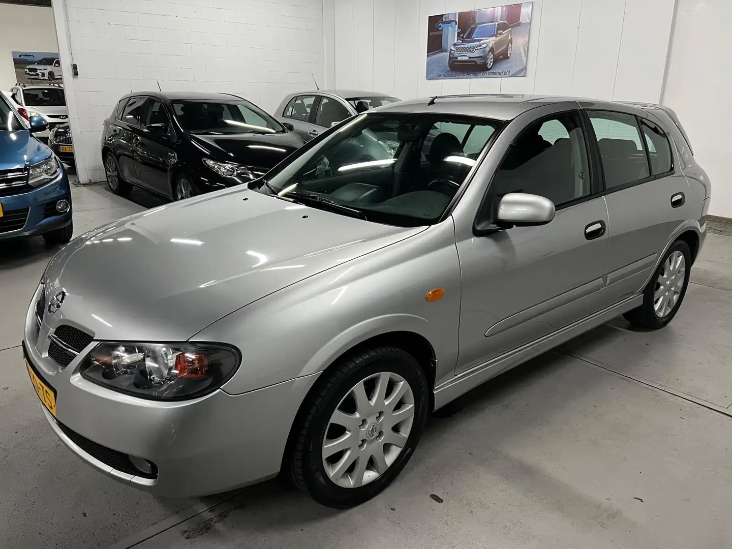 Nissan Almera 1.8 Tekna ECC / 5-DEURS / LM VELGEN Grijs - 2