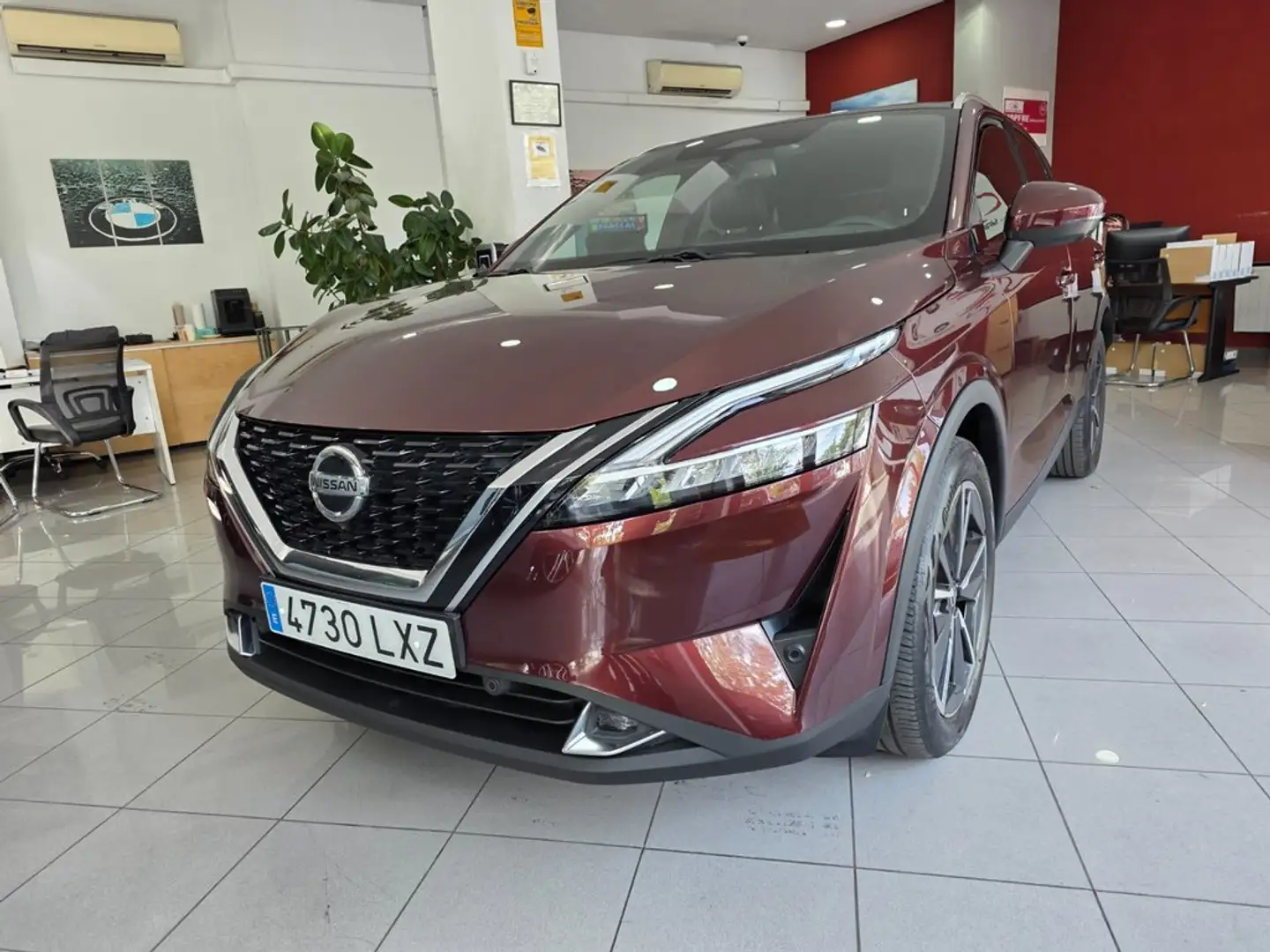 Nissan Qashqai DIG-T 103kW (140CV) mHEV 4x2 Tekna Burdeos - 2