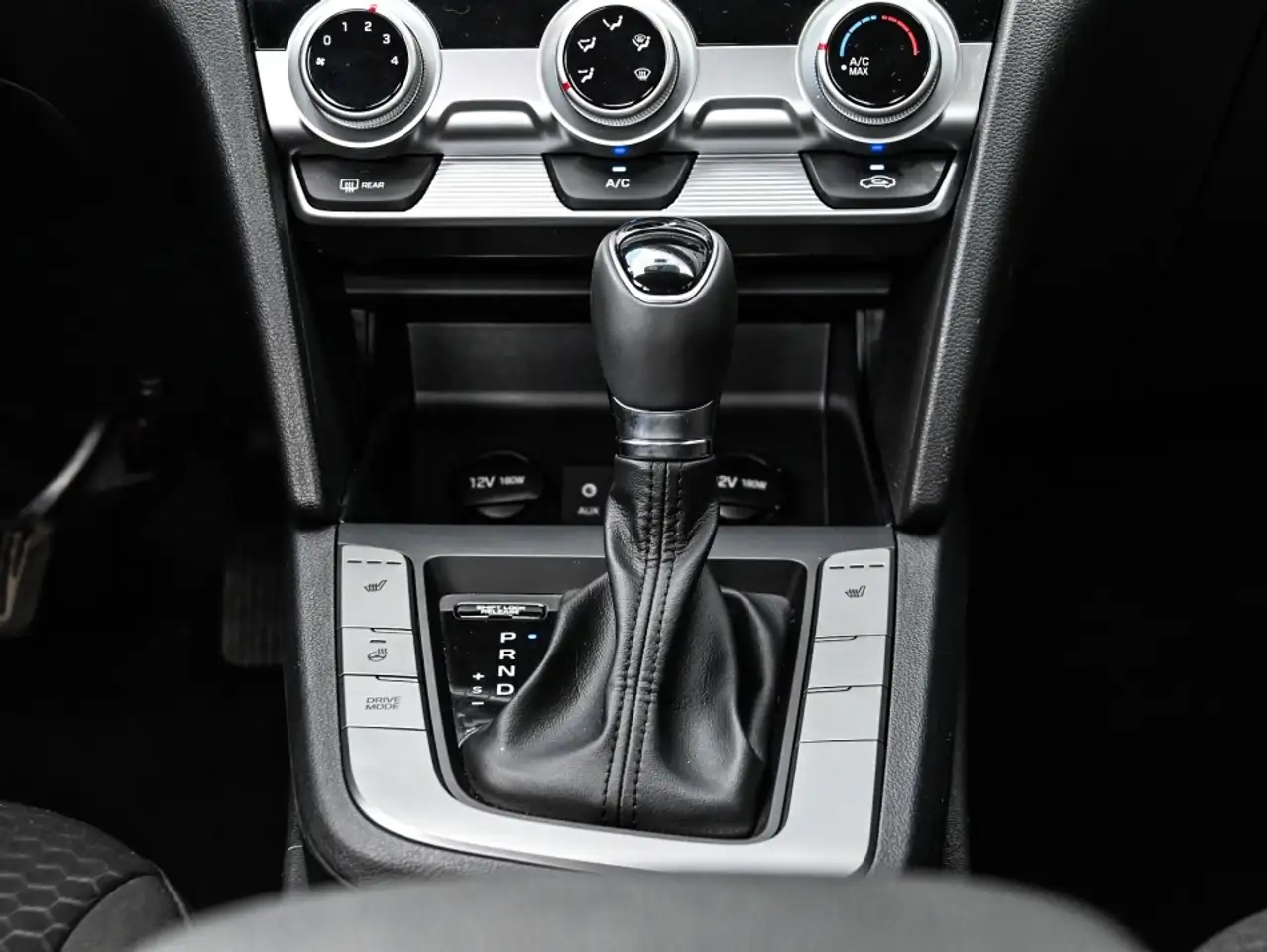 Hyundai ELANTRA photo Hyundai ELANTRA