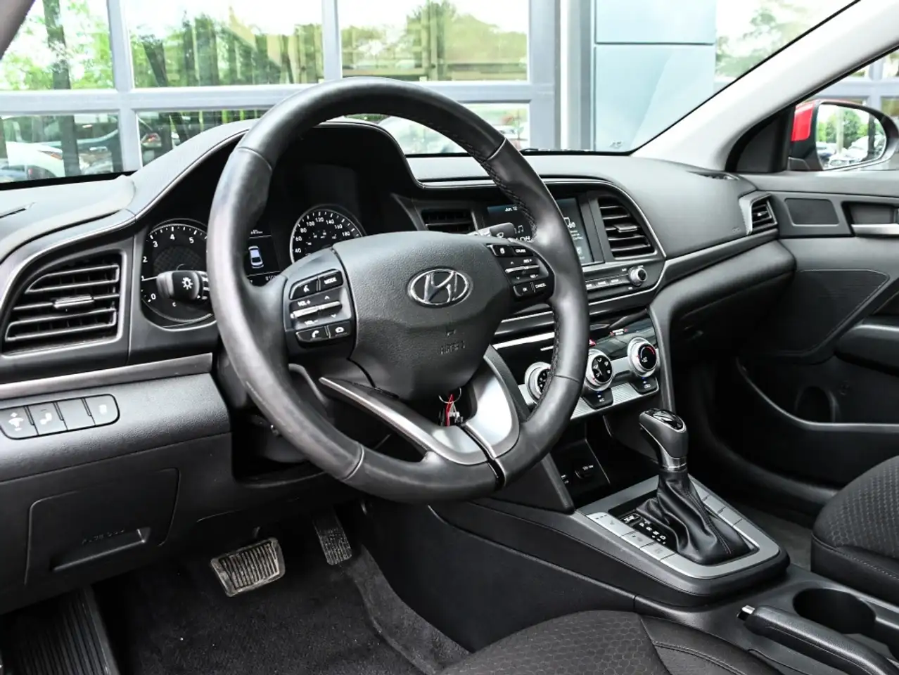 Hyundai ELANTRA photo Hyundai ELANTRA
