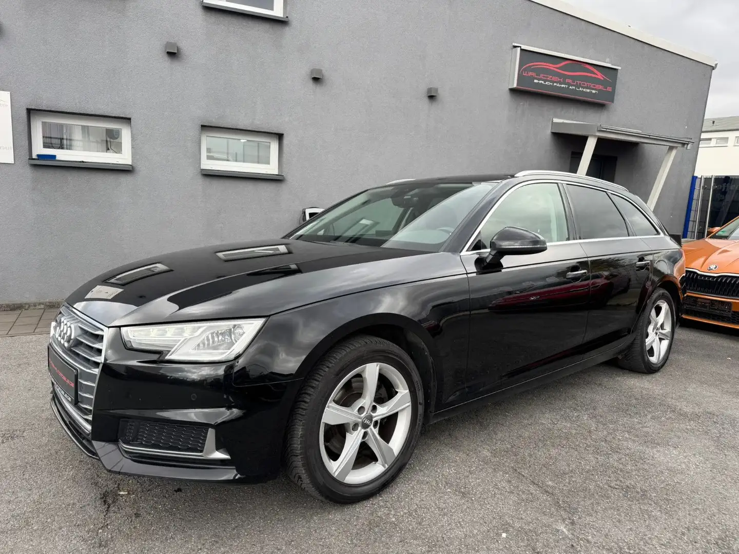 Audi A4 Avant 40 TFSI Sport Automatik AHK Massage Schwarz - 1