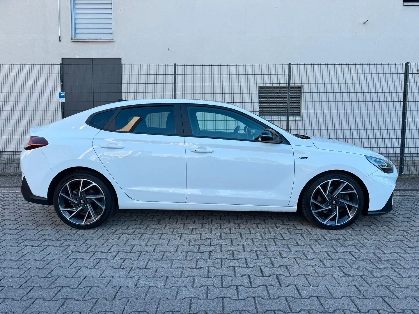 Hyundai i30 Fastback N Line PANO/RFK/ACC/NAVI Weiß - 2