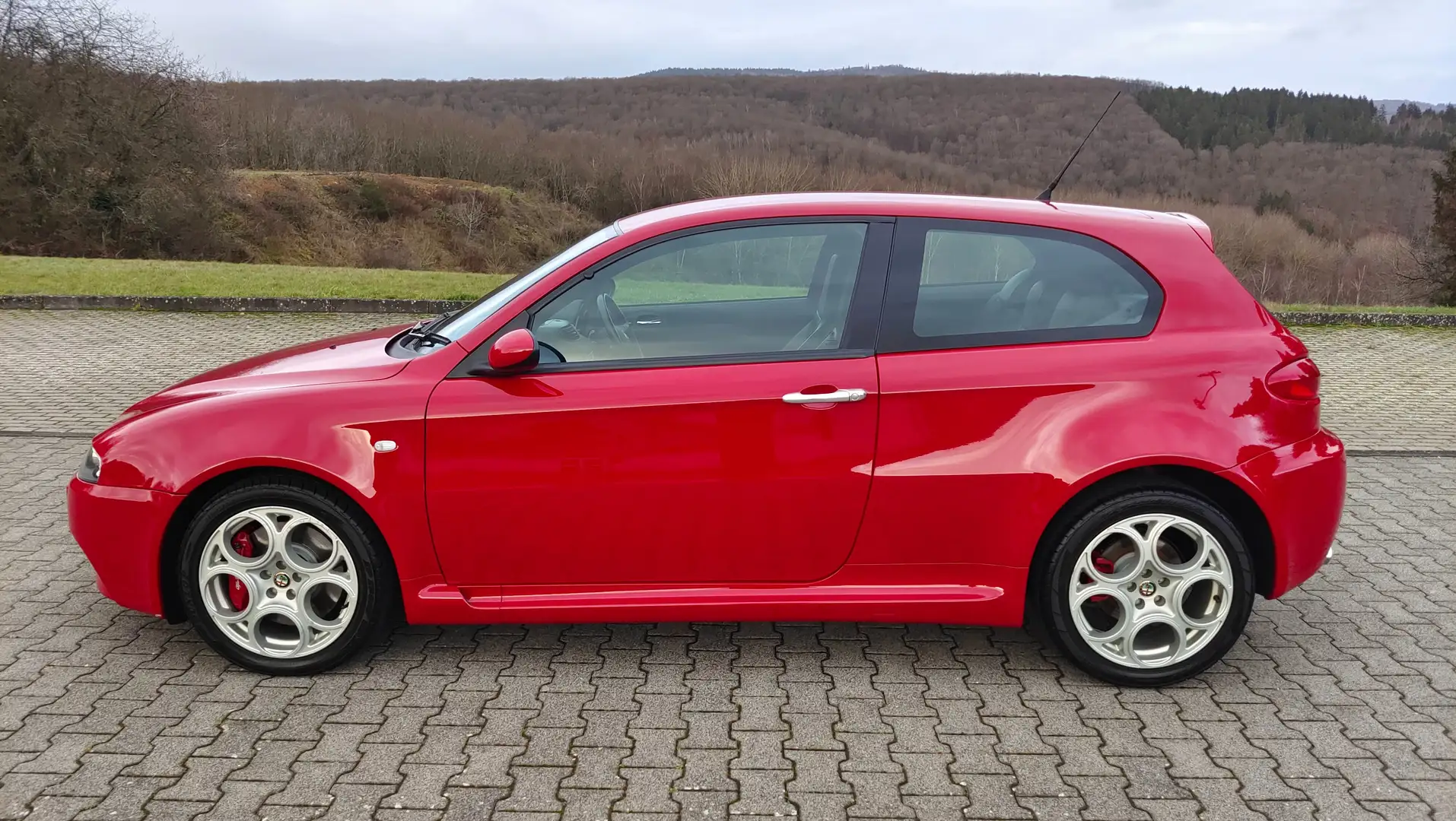 Alfa Romeo 147 GTA 3.2 V6 RHD *Japan Import* Rood - 2