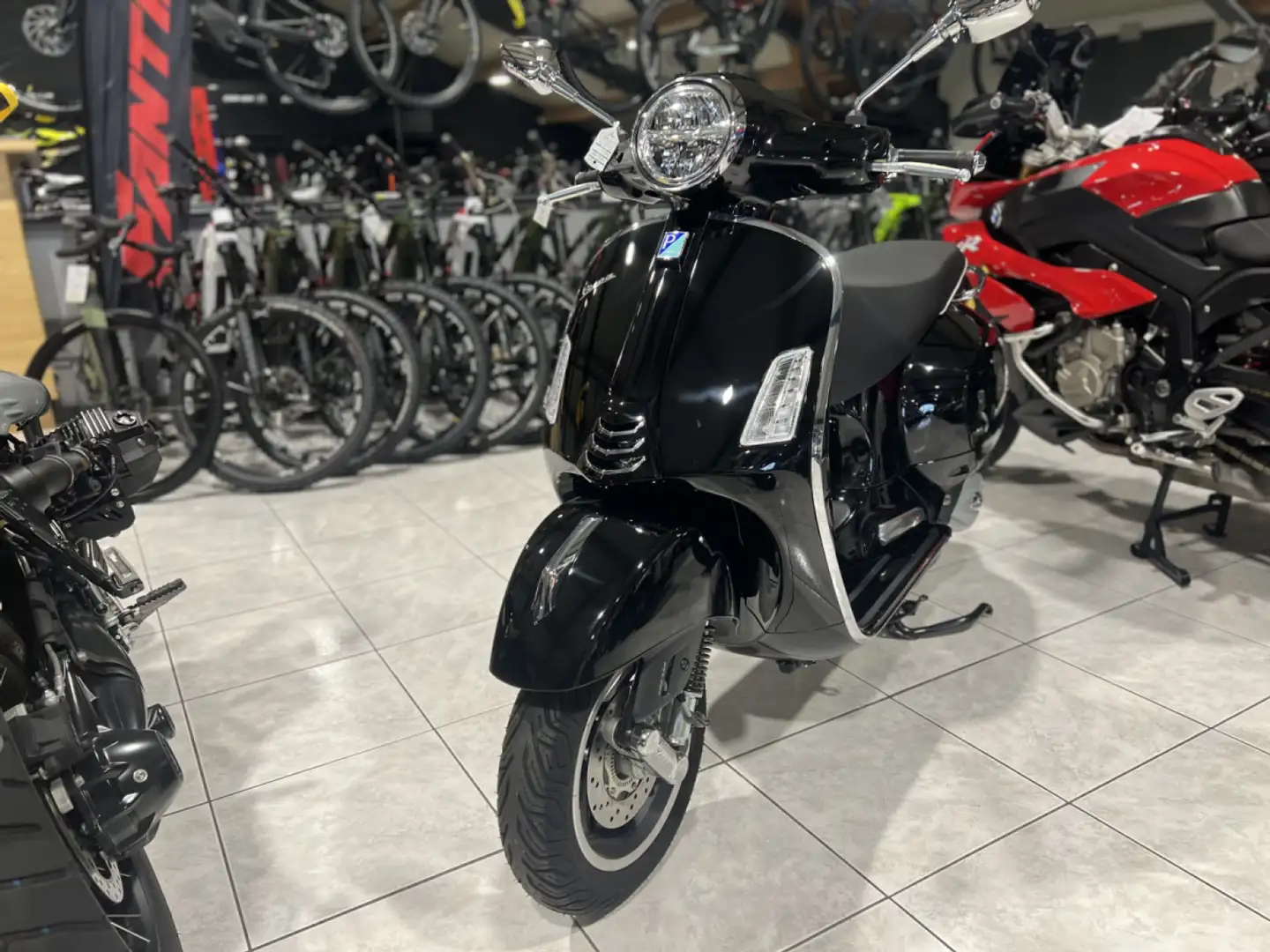 Vespa GTS Super 310 Zwart - 2