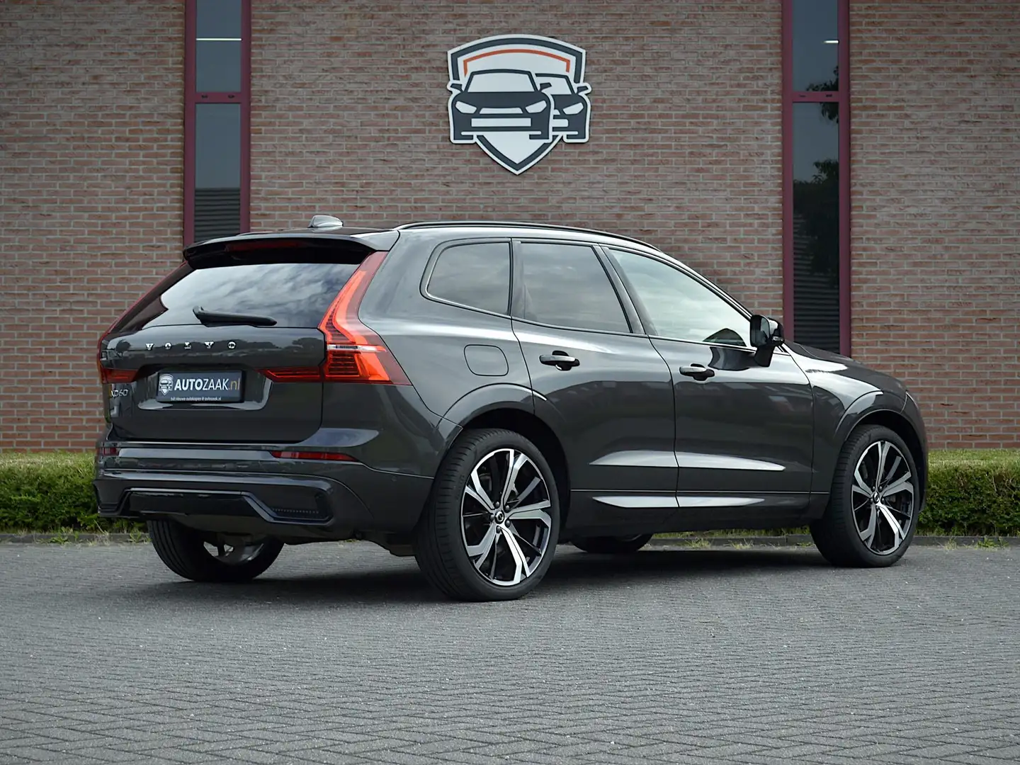 Volvo XC60 Recharge T8 AWD R-Design 455 pk | Luchtvering Grijs - 2