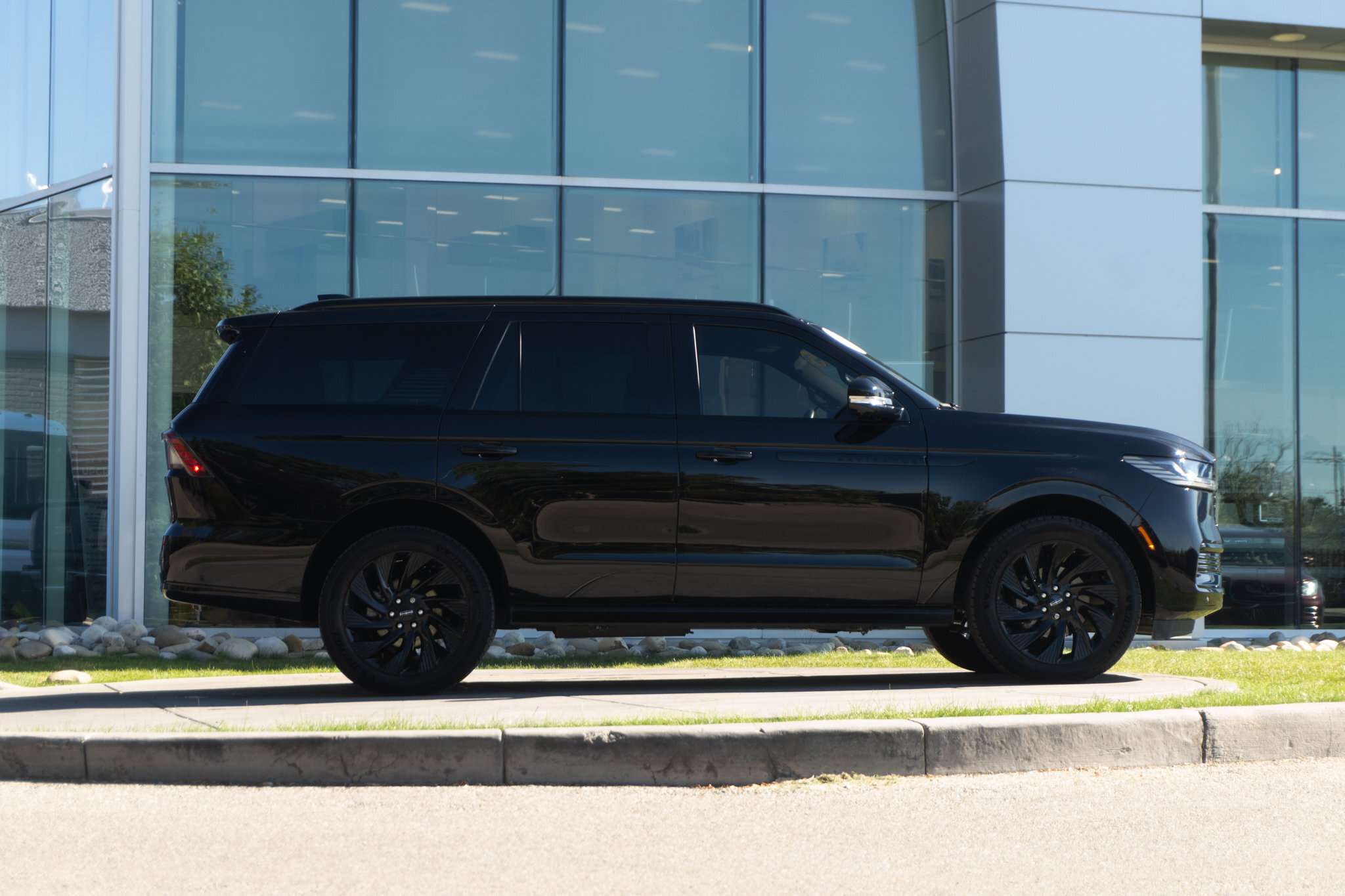 2025 Lincoln Navigator Reserve|| BLUECRUISE | 2ND ROW CAPTAIN CHARIS — снимка 3