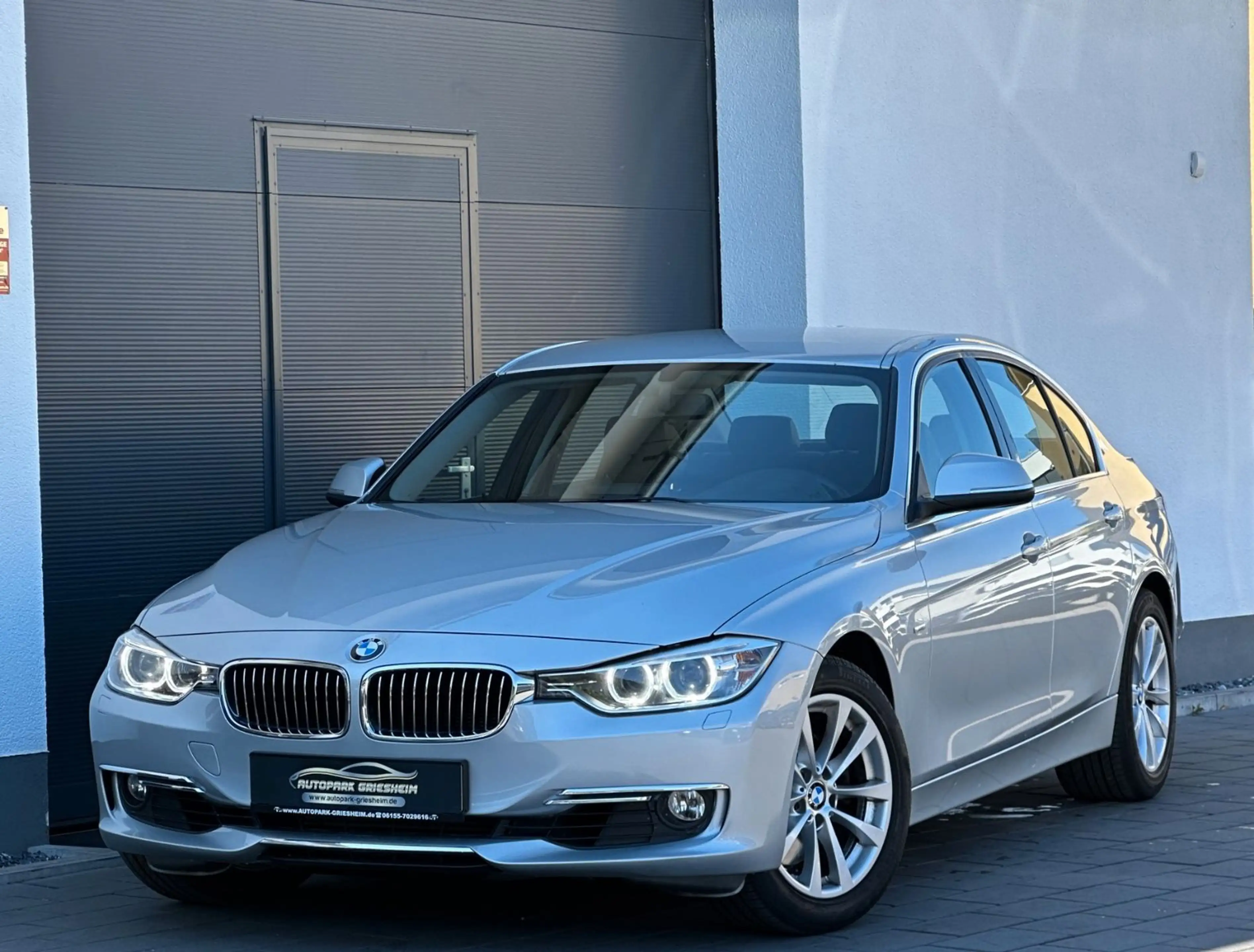 BMW 328 i Lim.*LUXURY-LINE*SHZ*PDC*XENON*TEMPOMAT*