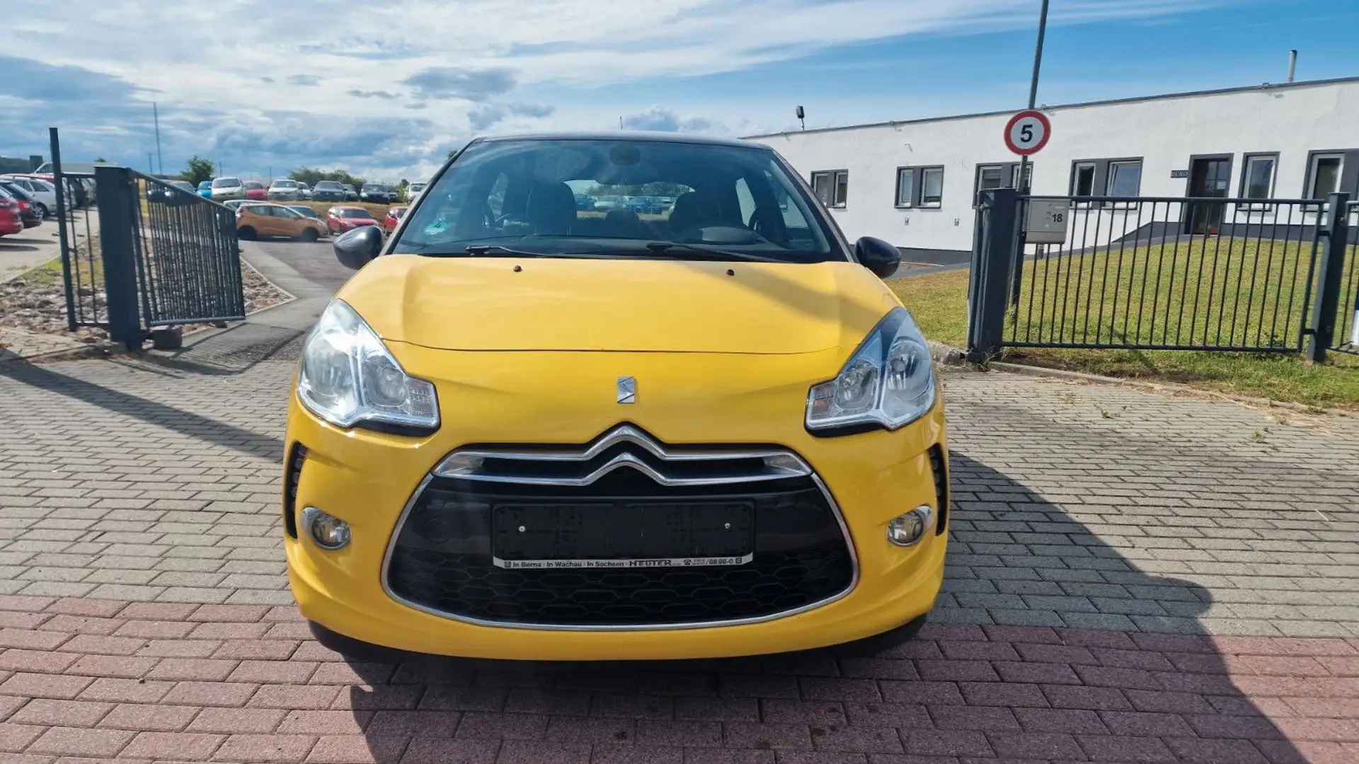 Citroen DS3 Chic 1.4 Jaune - 2