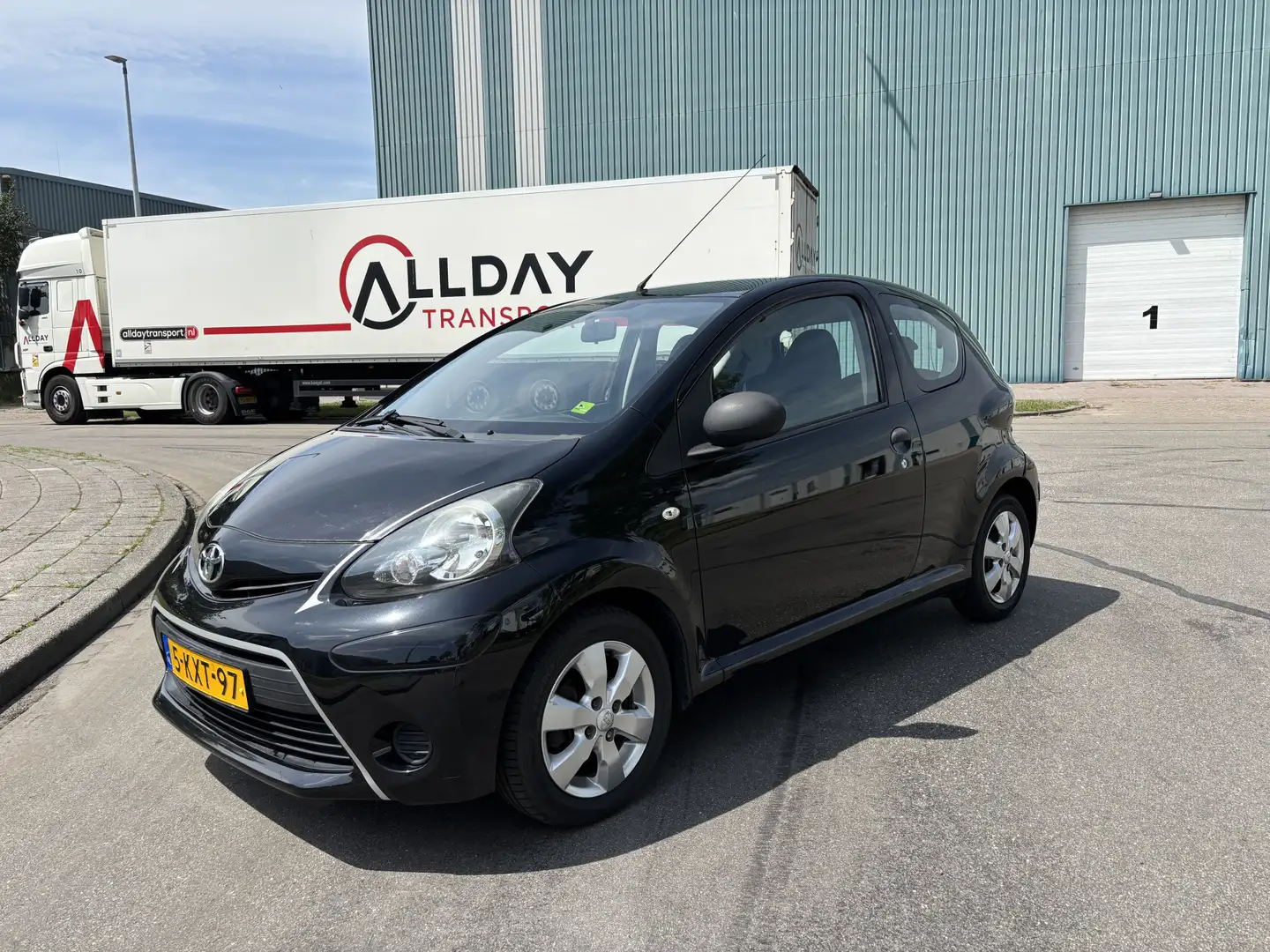 Toyota Aygo 1.0 VVT-i Now 68 PK. Zwart - 1