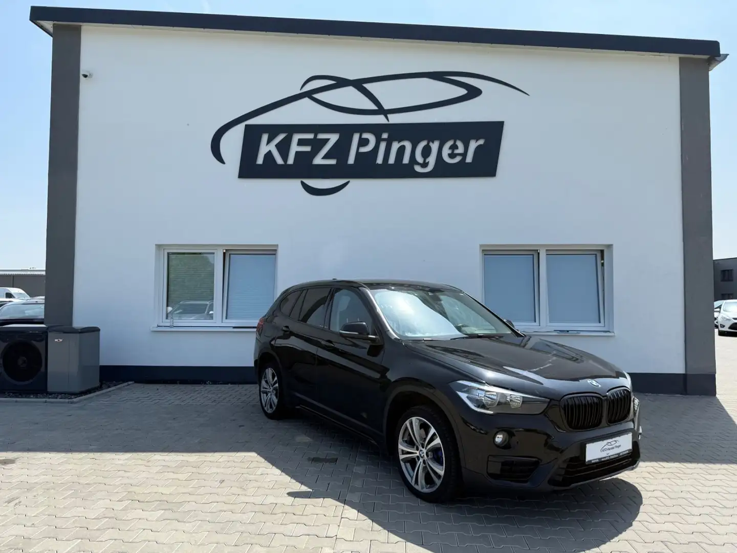 BMW X1 xDrive 20 d Sport Line crna - 1