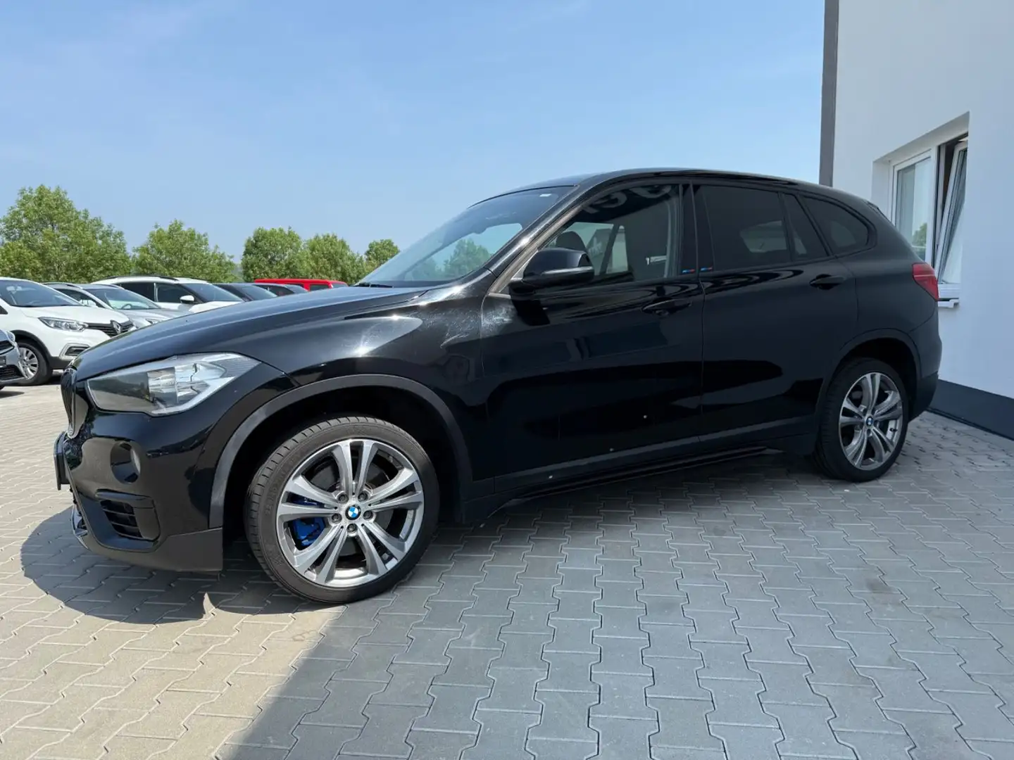 BMW X1 xDrive 20 d Sport Line crna - 2