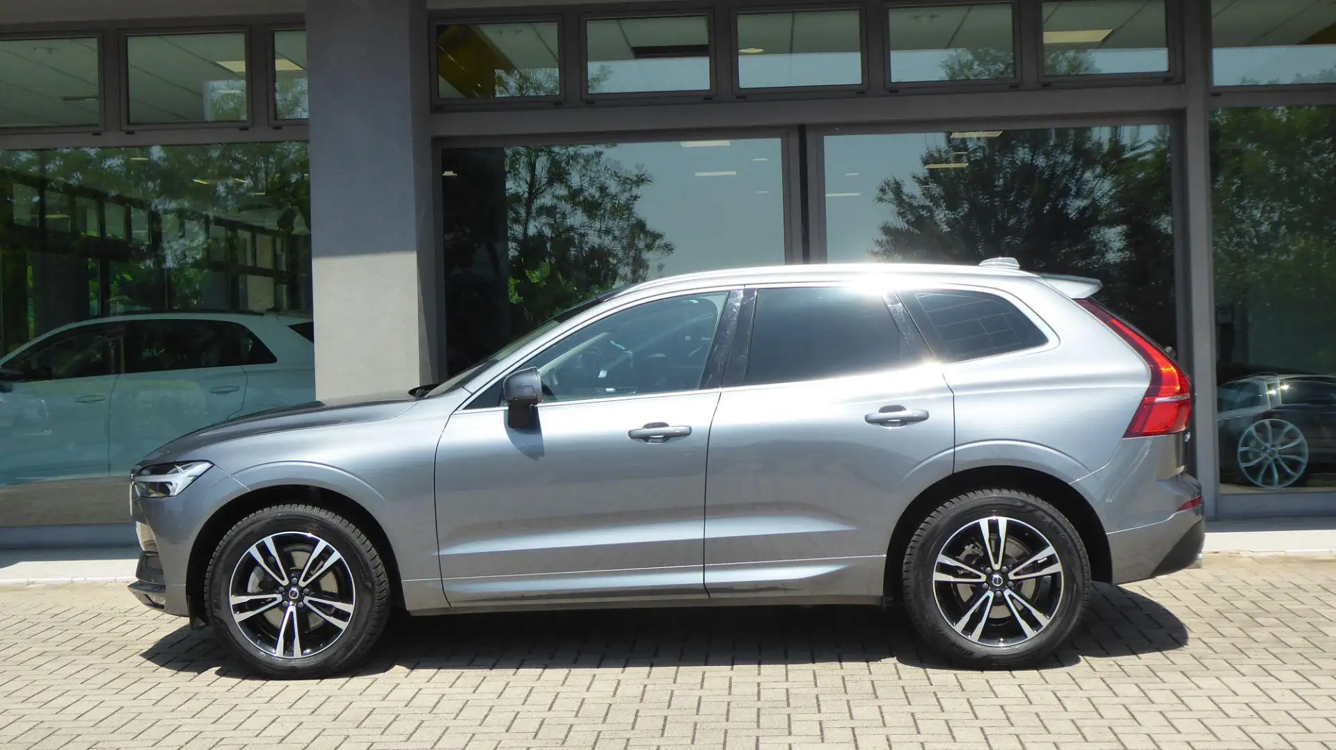 Volvo XC60 B4 (d) AWD Geartronic Momentum Grigio - 2