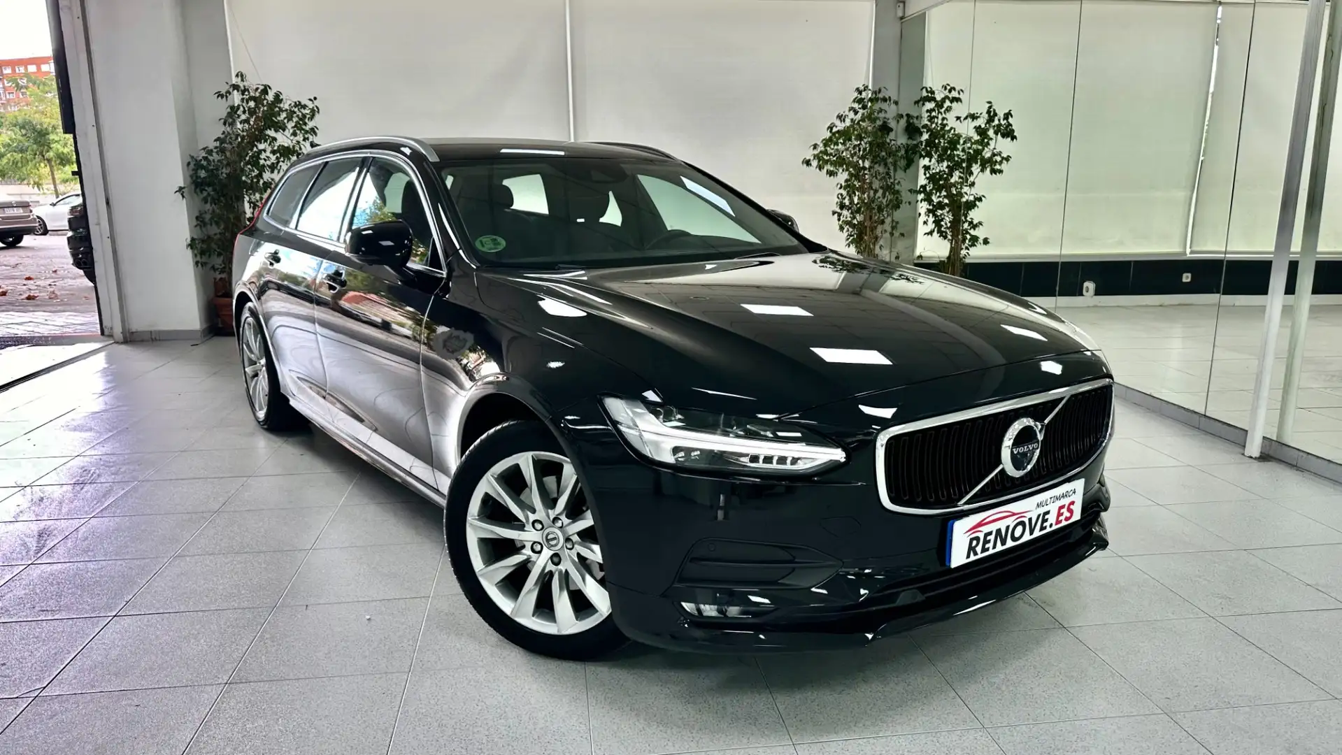 Volvo V90 D4 Momentum Pro Aut. Czarny - 1