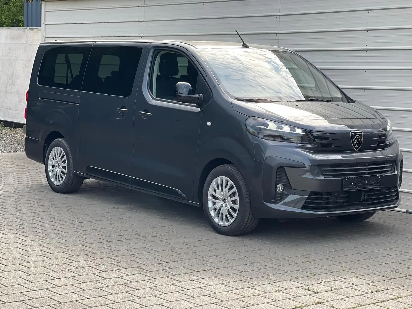 Peugeot Traveller Business L3 2.0 BlueHDi 180 EAT8 *KAMERA*NAVI*S... Grau - 1