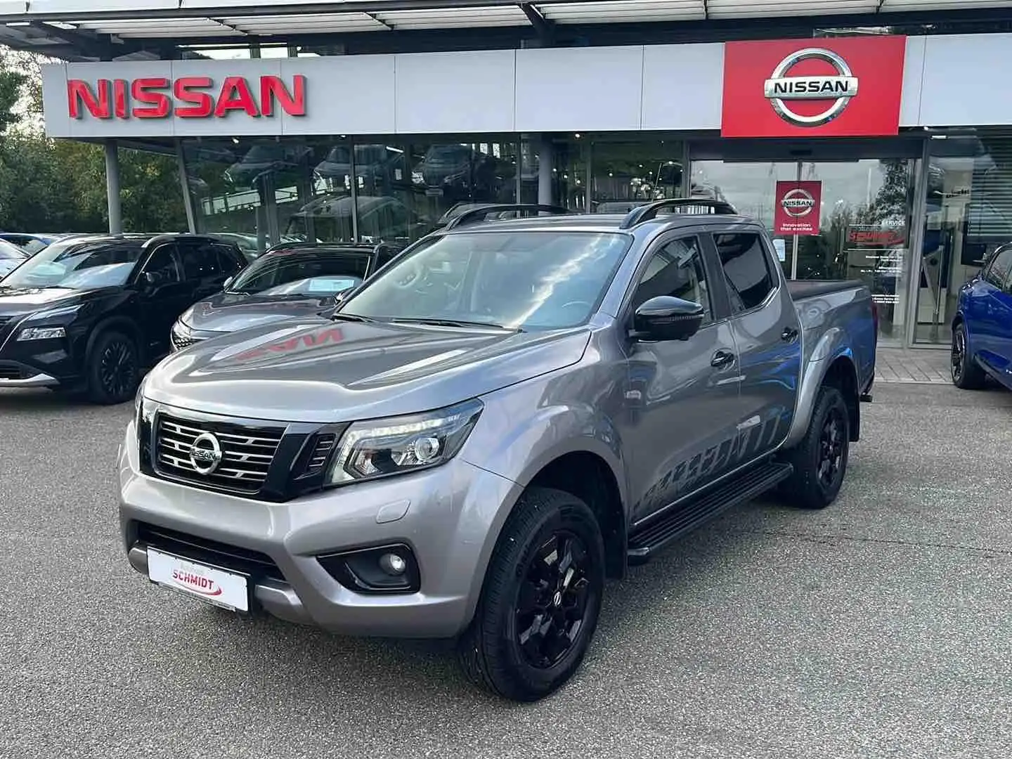 Nissan Navara Double Cab 2.3 dCi N-Guard Rollo Grijs - 2