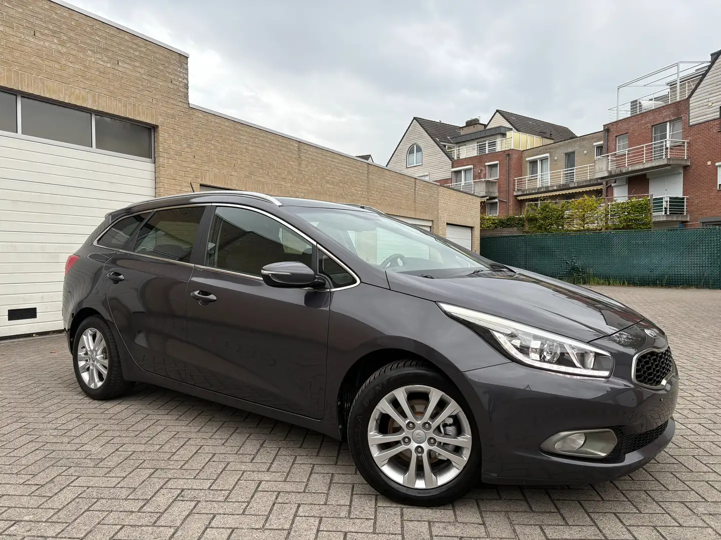 Kia Ceed SW / cee'd SW Ceed 1.4 CVVT SW Full Option / 12 Maanden Garantie Gris - 1