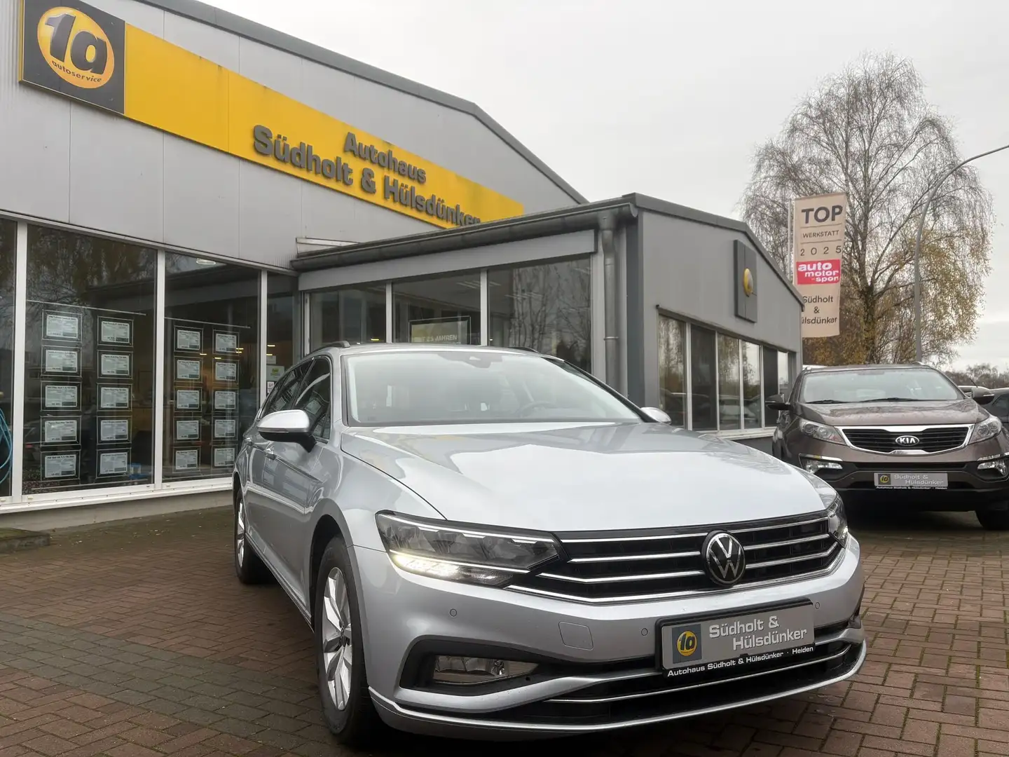 Volkswagen Passat Variant Business Premium | schw. AHK | Kamera | Navi | SHZ Silber - 1