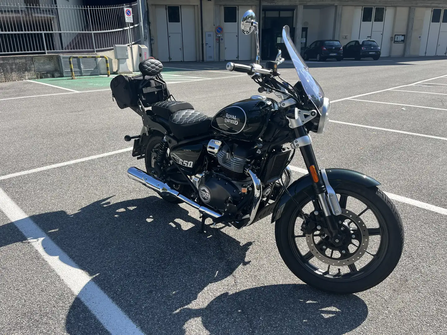 Royal Enfield Super Meteor 650 - 2