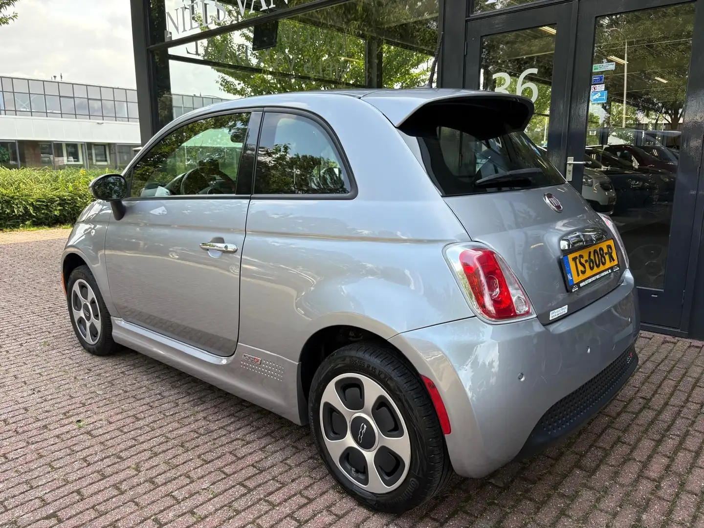 Fiat 500e 24kwh Clima/Pano/PDC/Navi/86Dkm/Zeer netjes Серый - 2