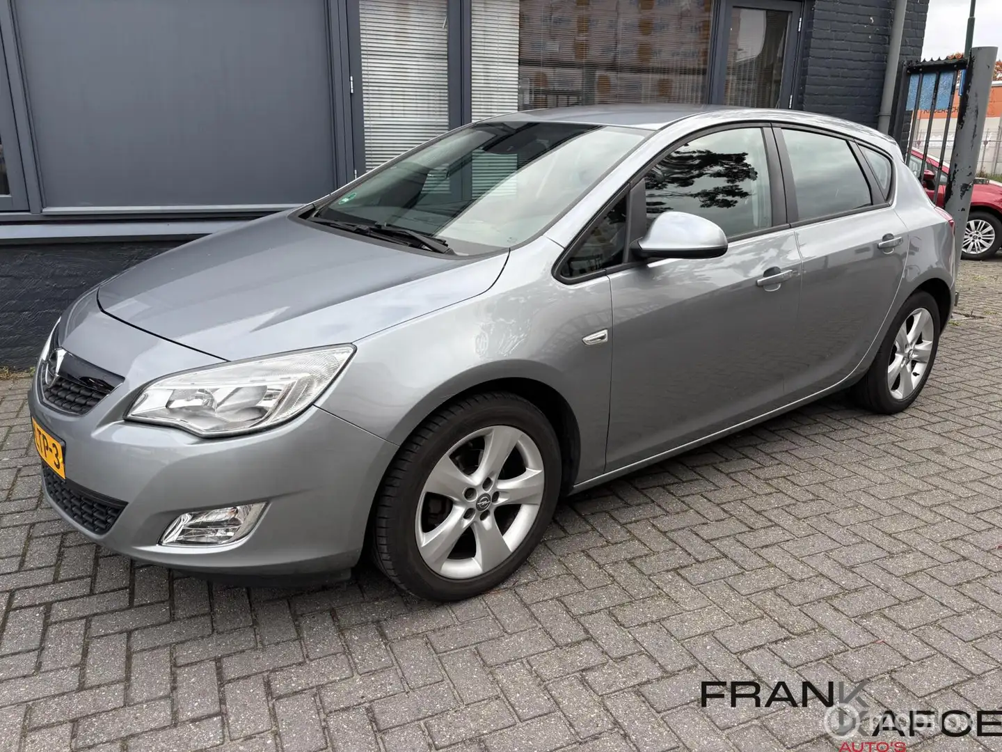 Opel Astra 1.6i Edition Airco LM 17" Cruise AUX Trekhaak 5drs Grijs - 1