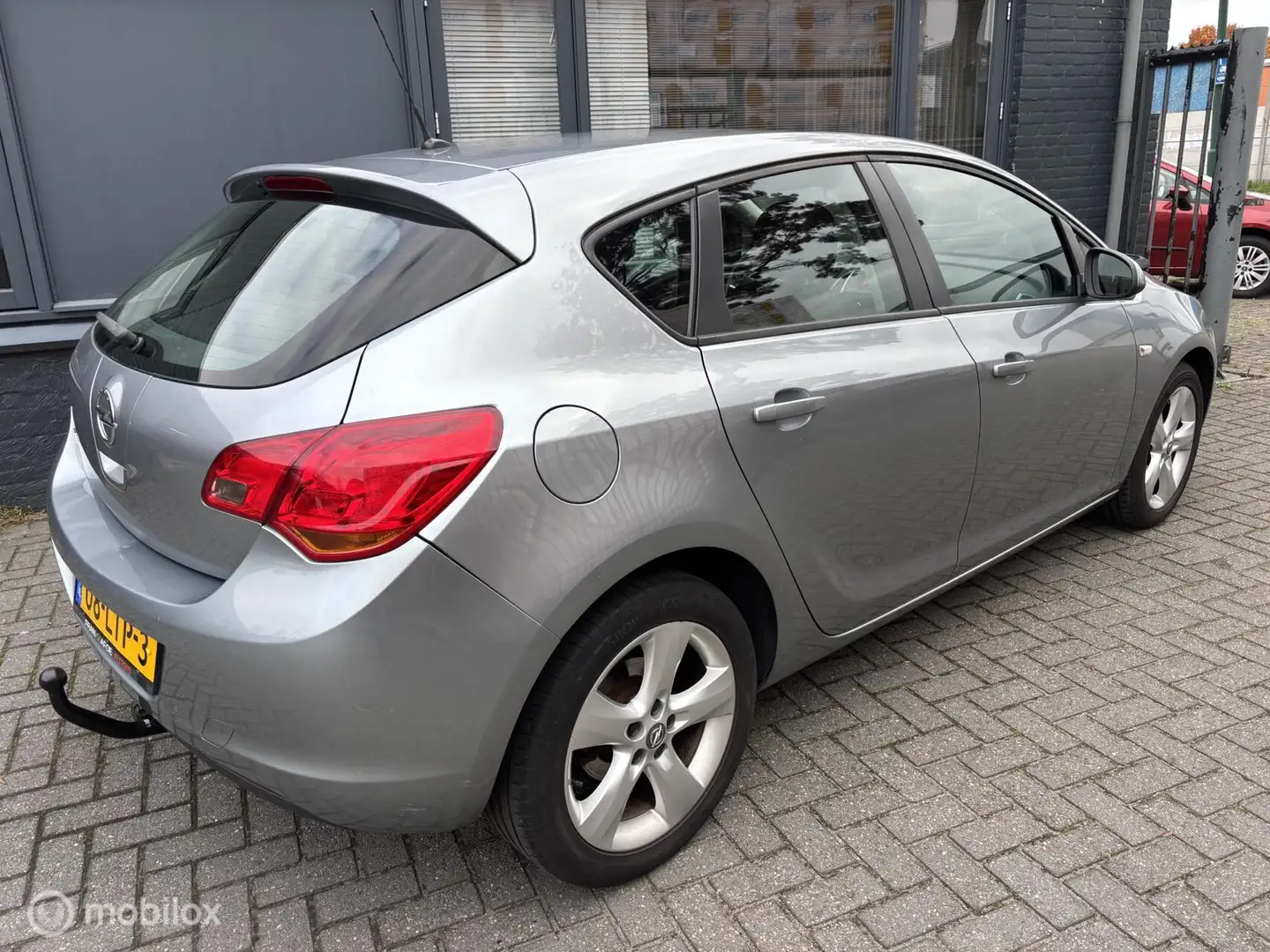 Opel Astra 1.6i Edition Airco LM 17" Cruise AUX Trekhaak 5drs Grijs - 2
