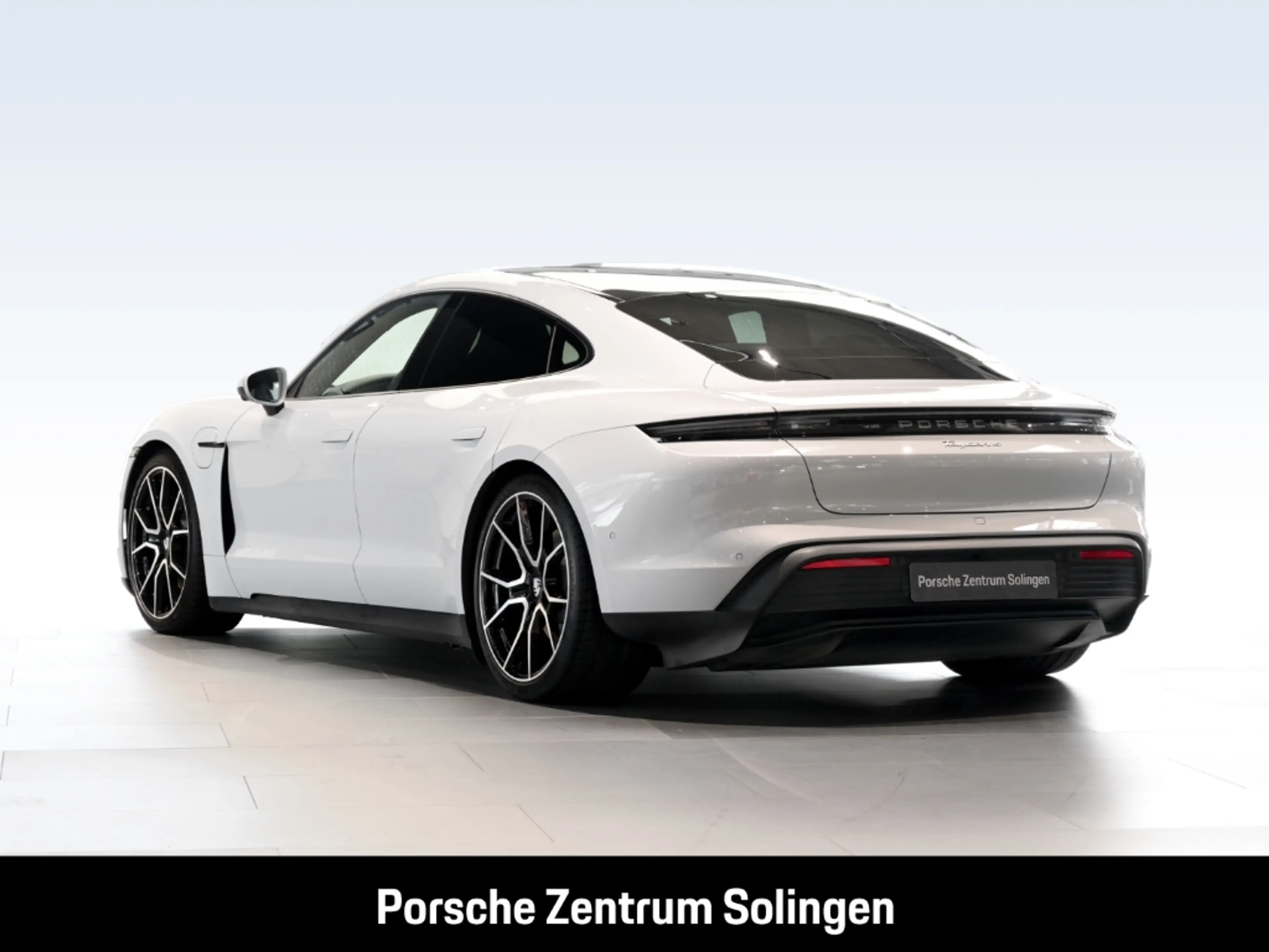 Porsche Taycan 4 Bose HeadUp Abstand Panorama 21'' Spyder — photo 3