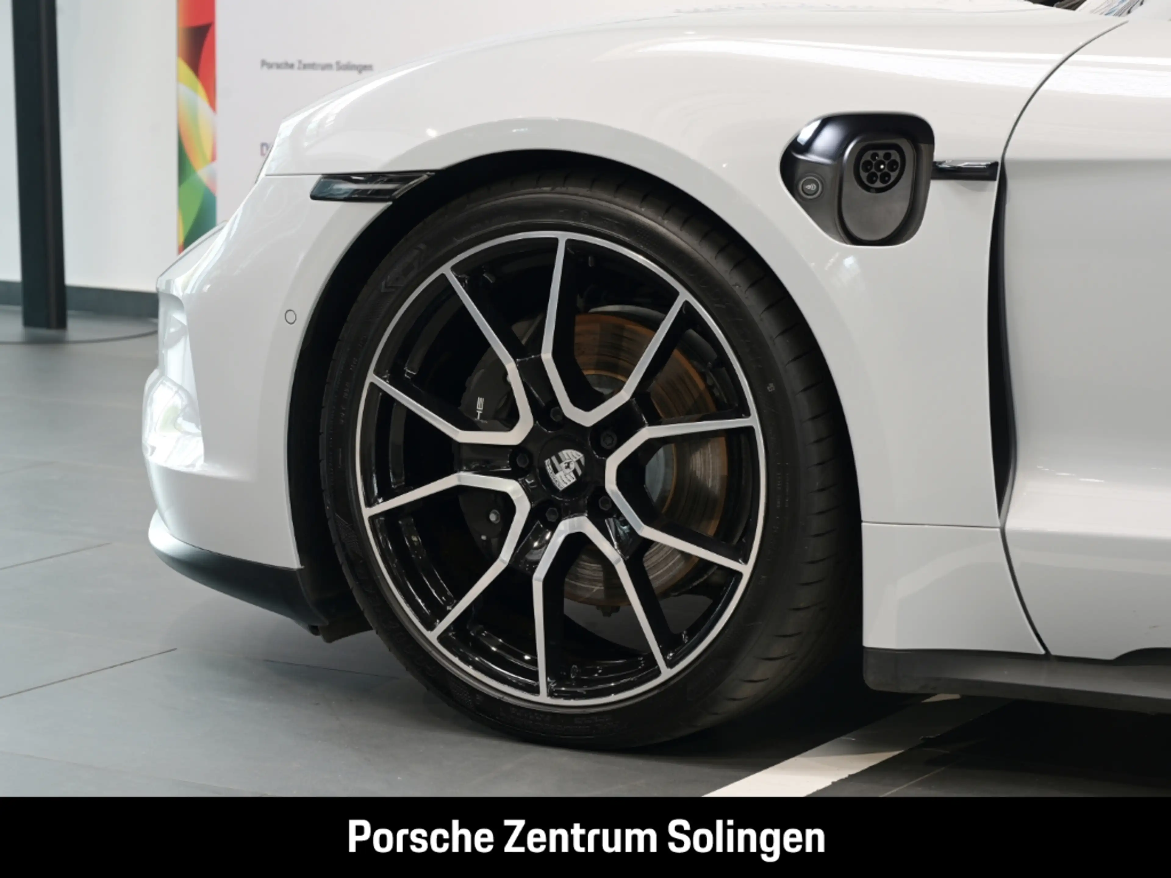 Porsche Taycan 4 Bose HeadUp Abstand Panorama 21'' Spyder — photo 9