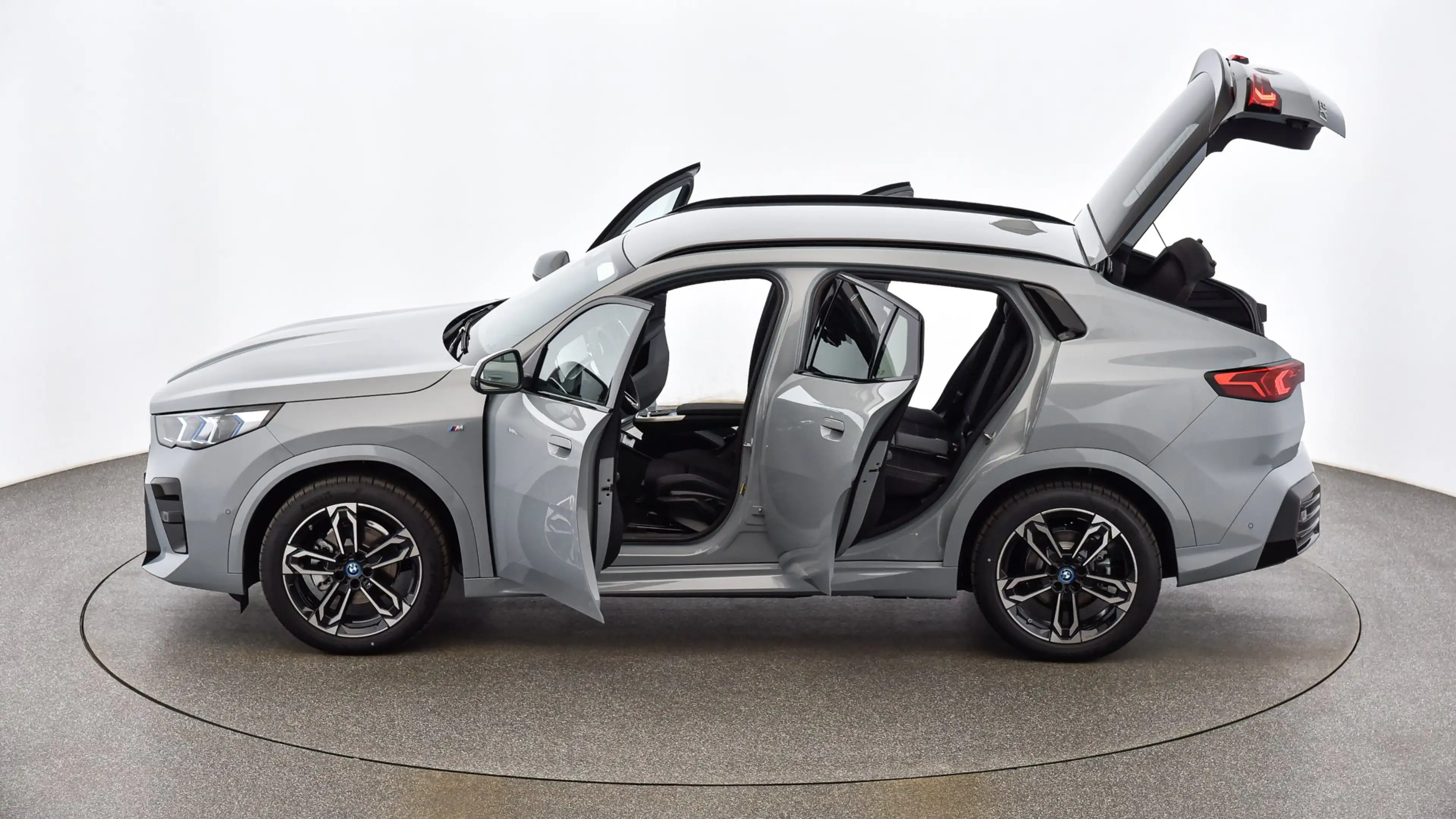 BMW iX2 eDrive20 — photo 14